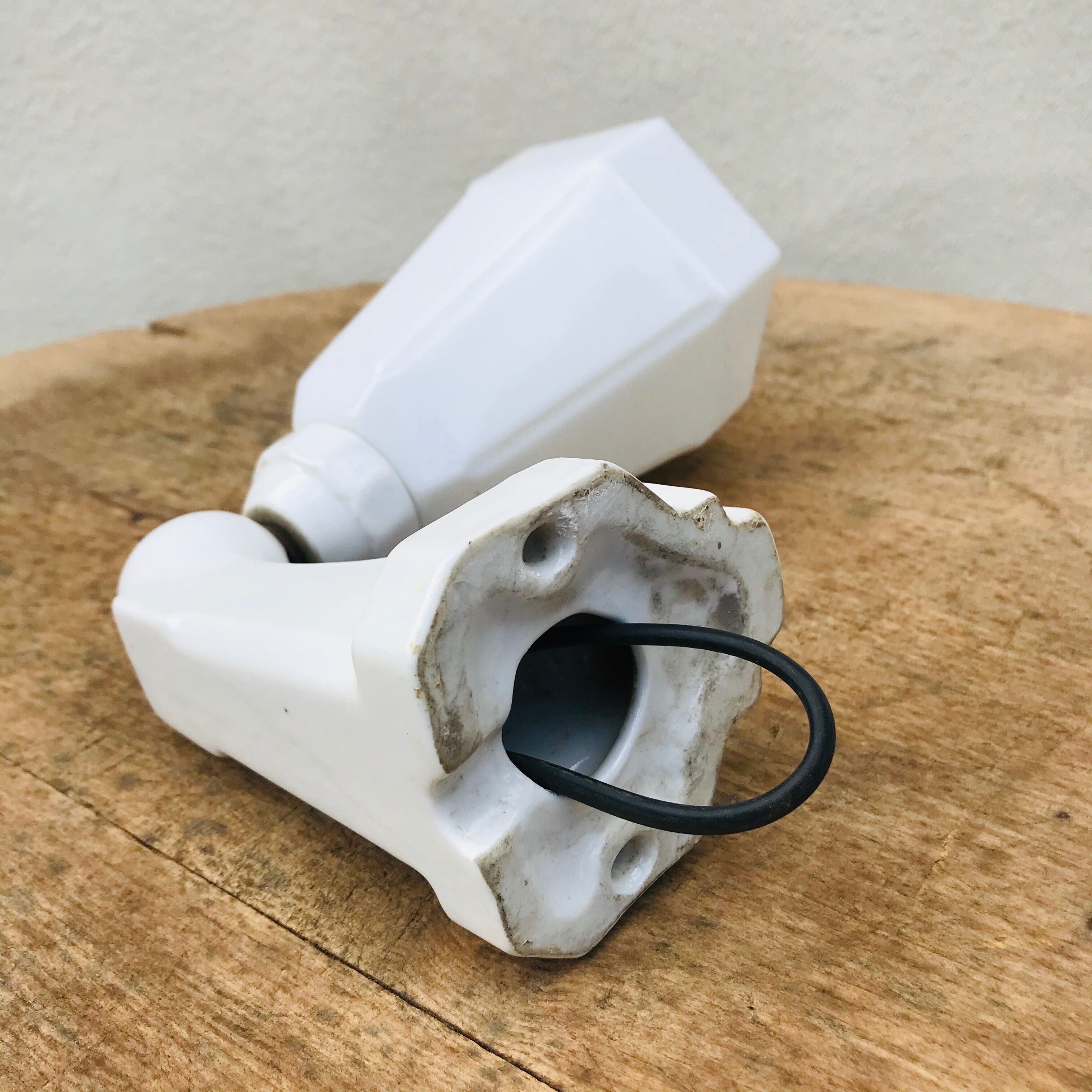 Wall light art deco in porcelain and white opaline