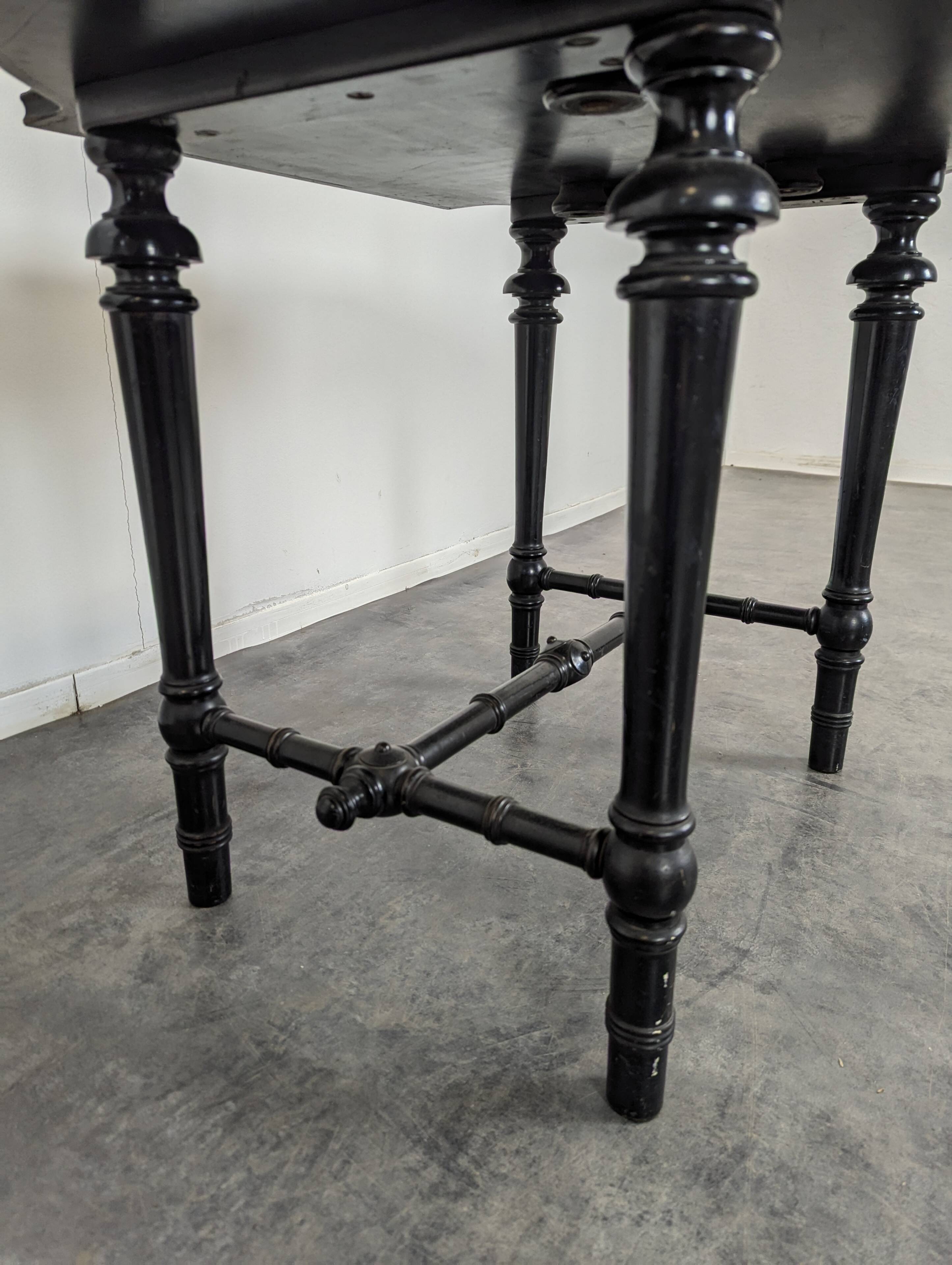 Table à thé en bois noirci époque Napoléon III