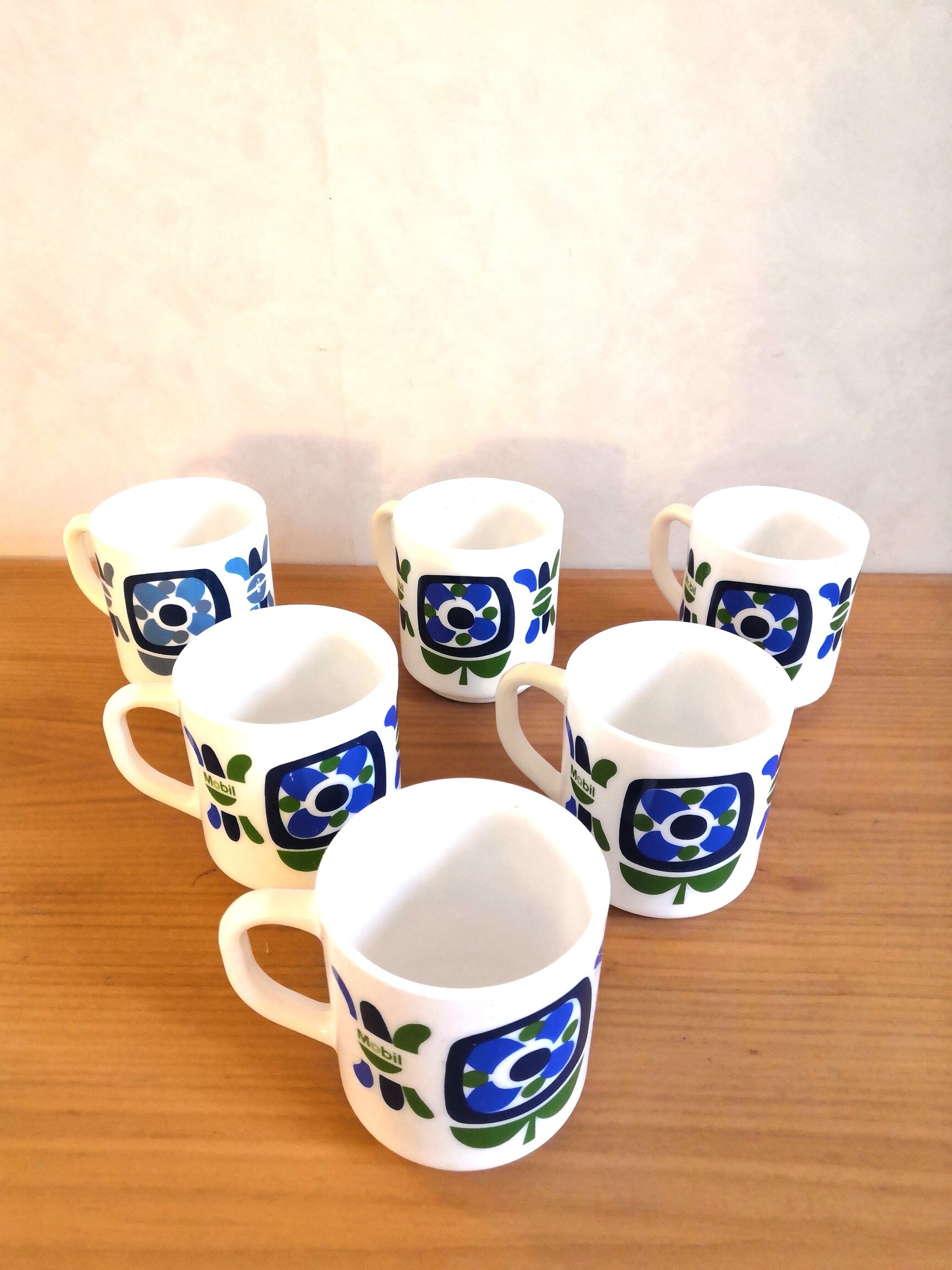 Series of 6 mugs design Mobil 70s