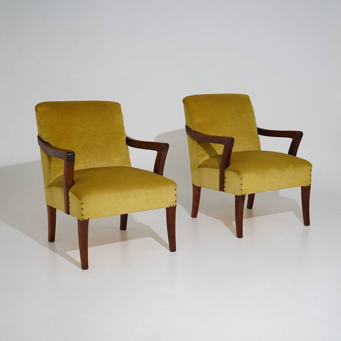 Paire de fauteuils en velours, années 1950
