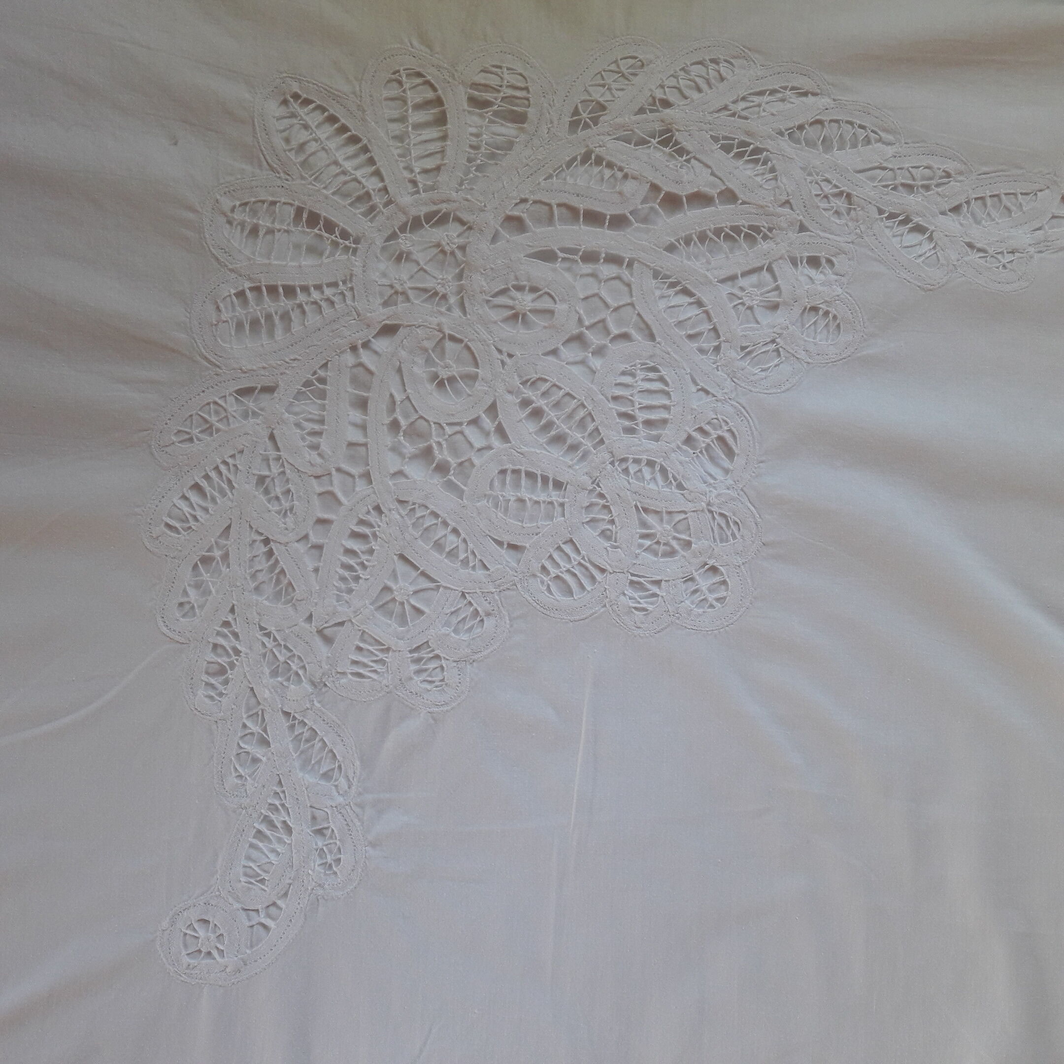 Set cover duvet and white lace pillowcases