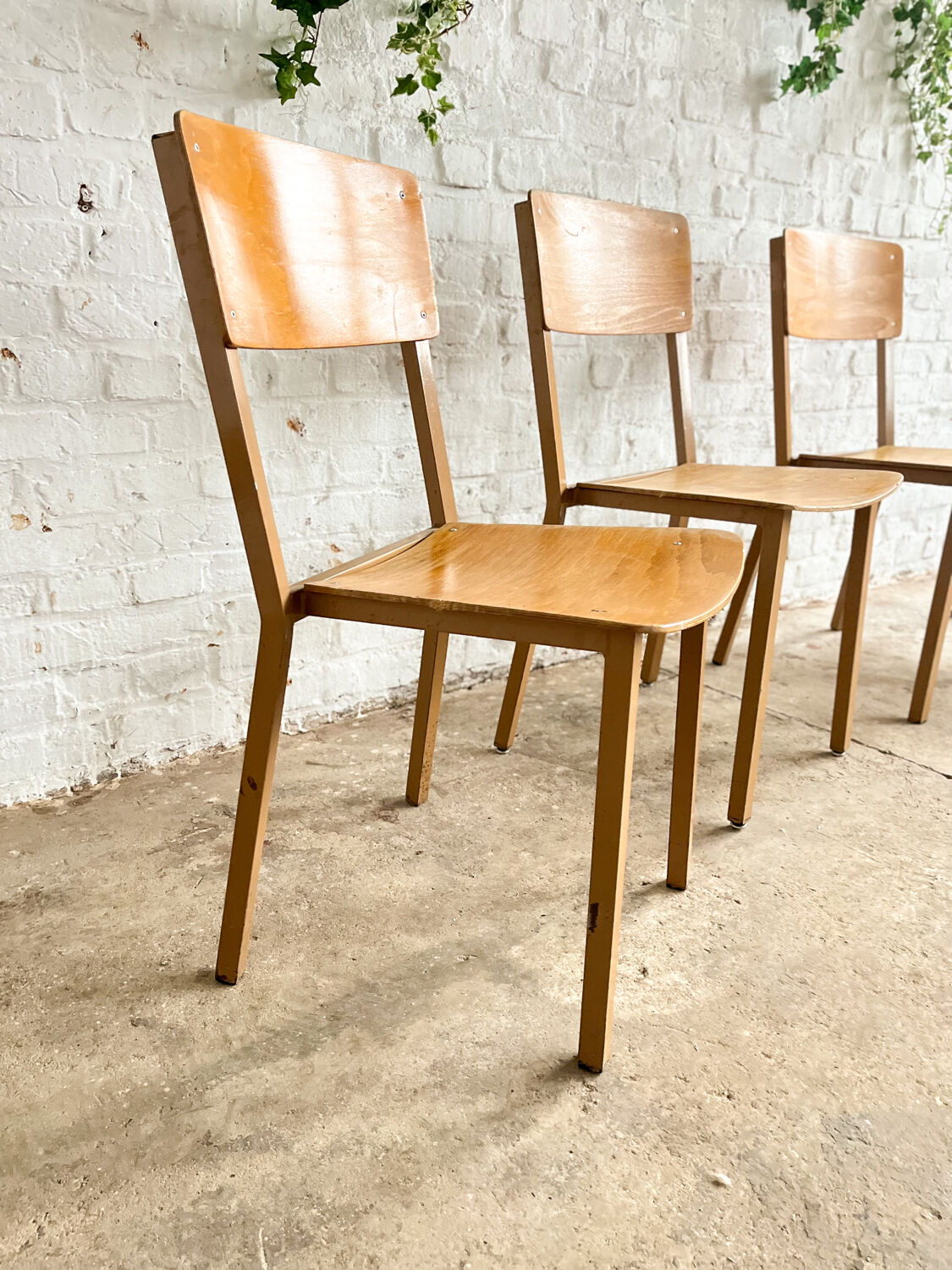 Série de 4 chaises d’école taille adulte