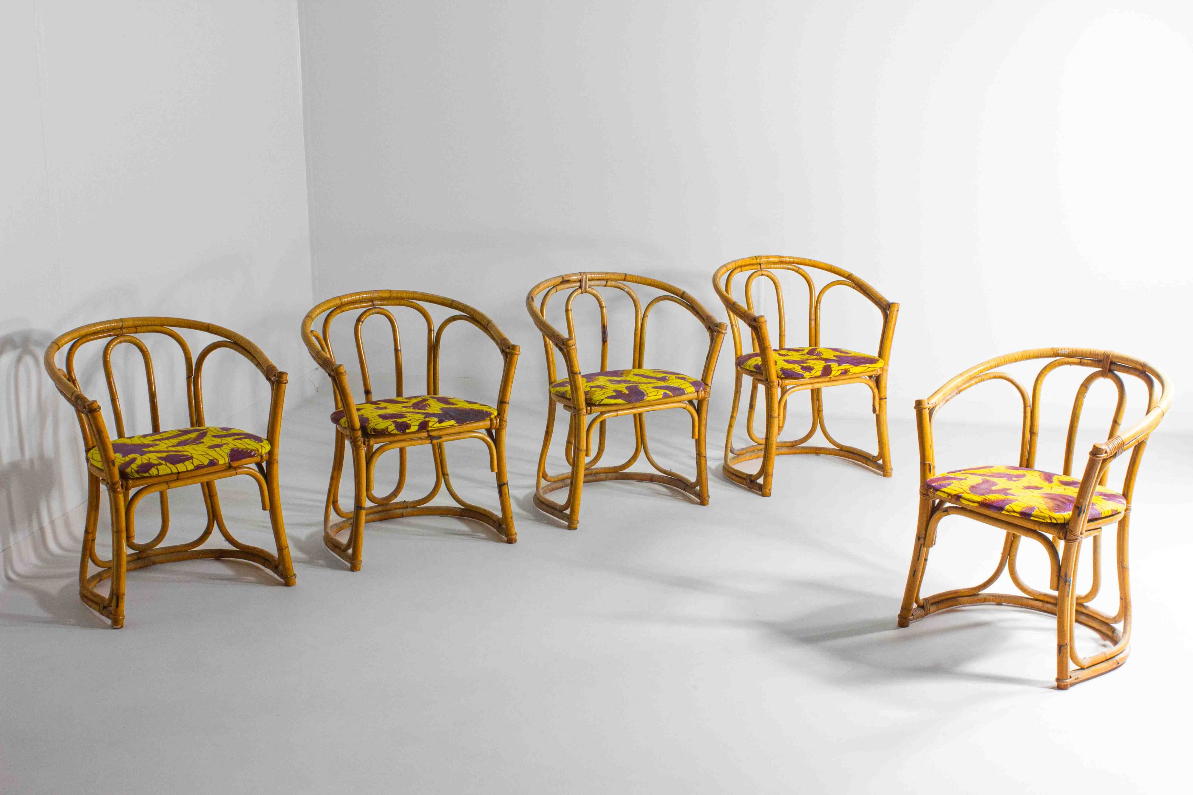 Ensemble funky de cinq chaises en bambou des années 60