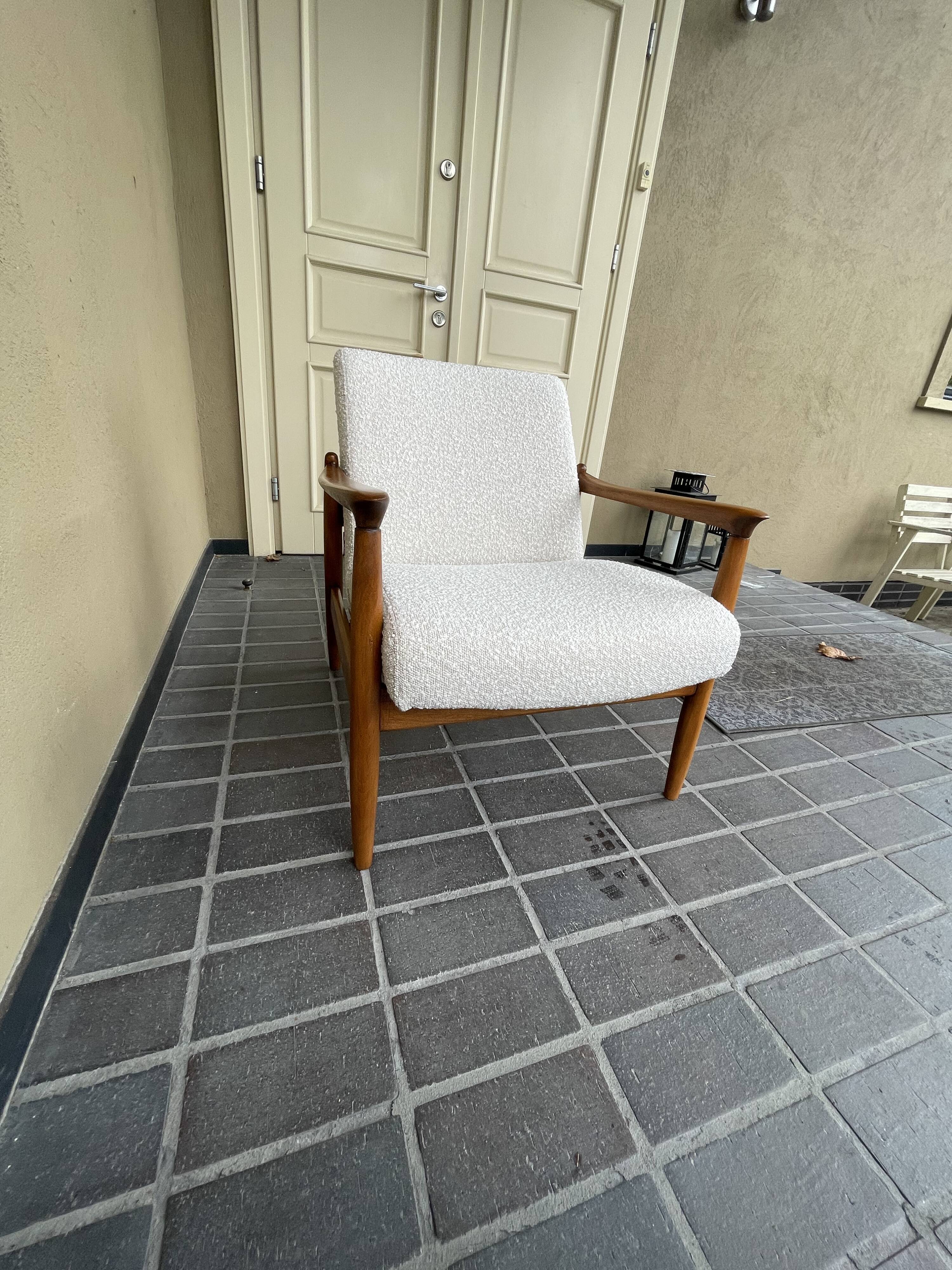 Fauteuil blanc bouclé GFM-64 attribué à Edmund Homa, années 1970