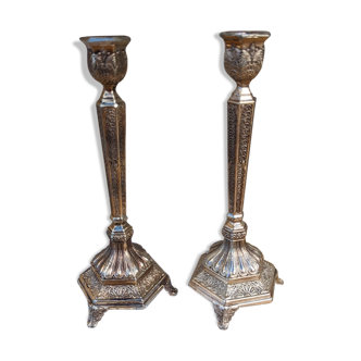 Paire de bougeoirs métal ciselé