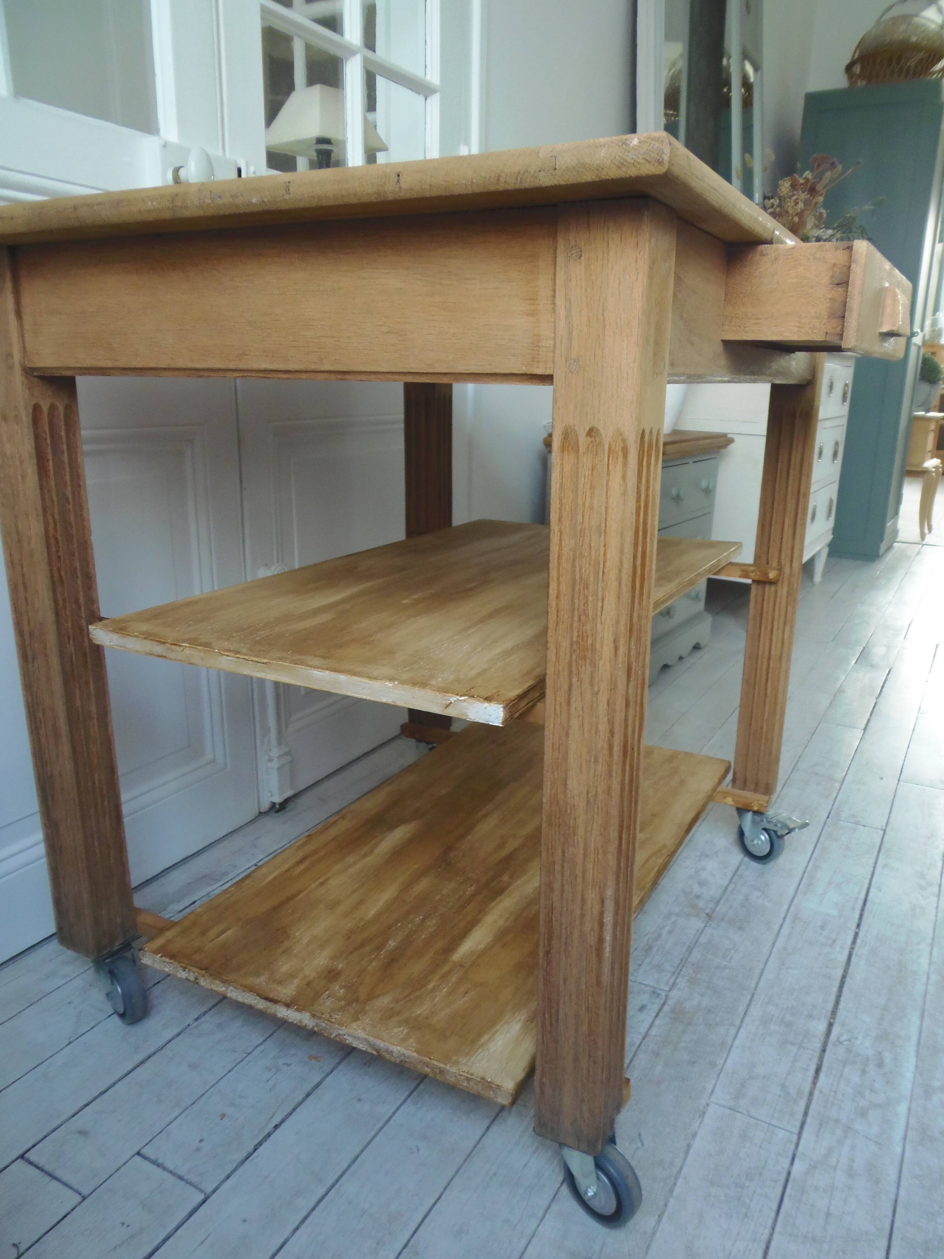 Meuble de métier vintage en chêne sur roulettes.