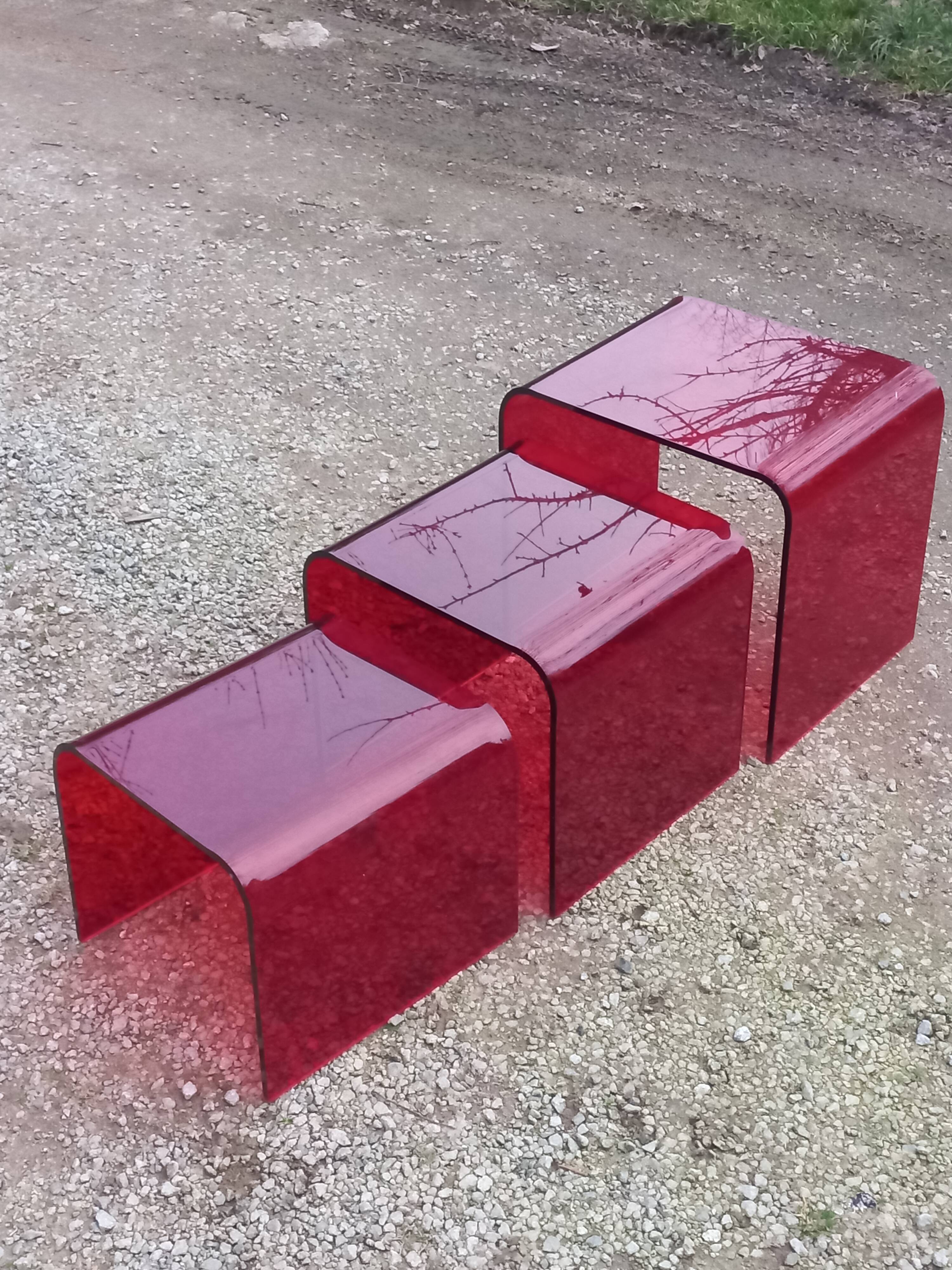 Set of 3 nesting tables in red plexiglass from the 70-80s