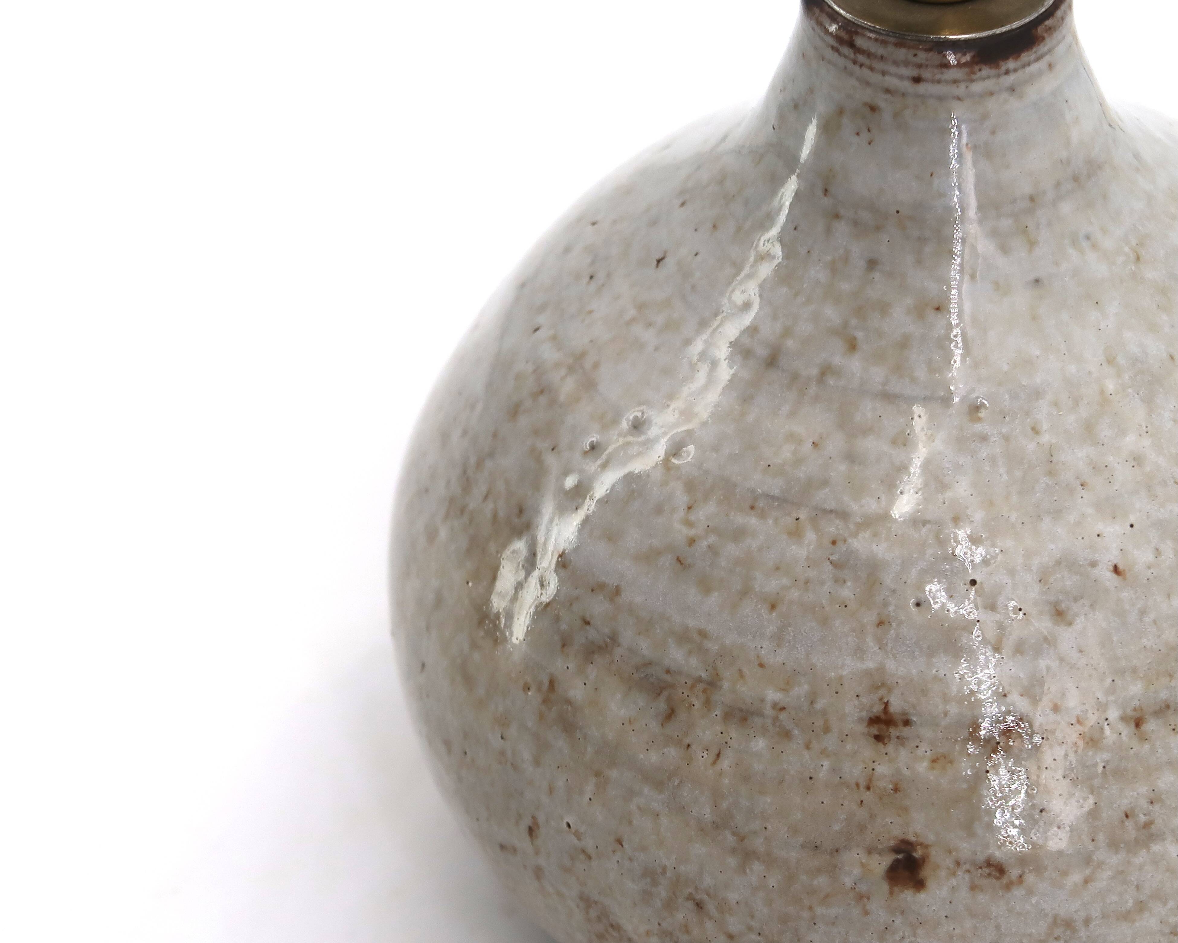 Lampe de potier en grès gris beige signée, céramique artisanale années 70