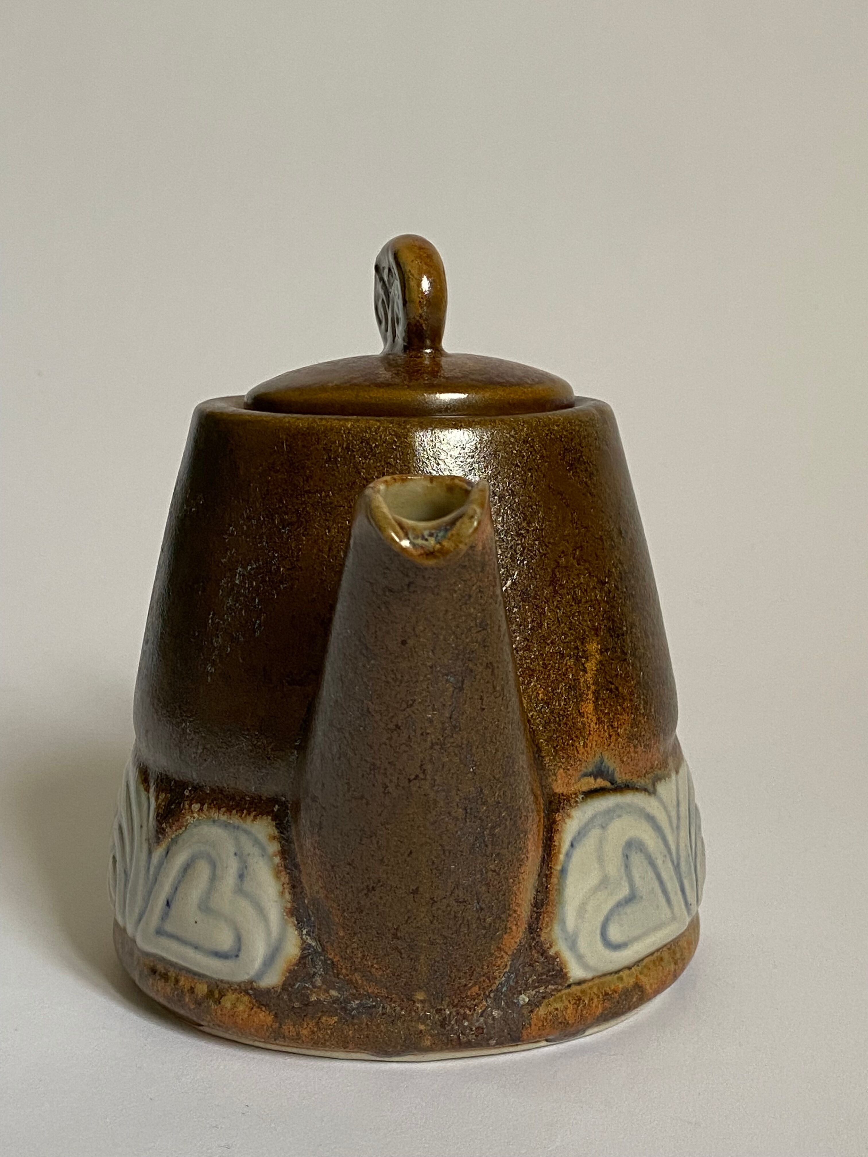 Theiere and milk jar thereof