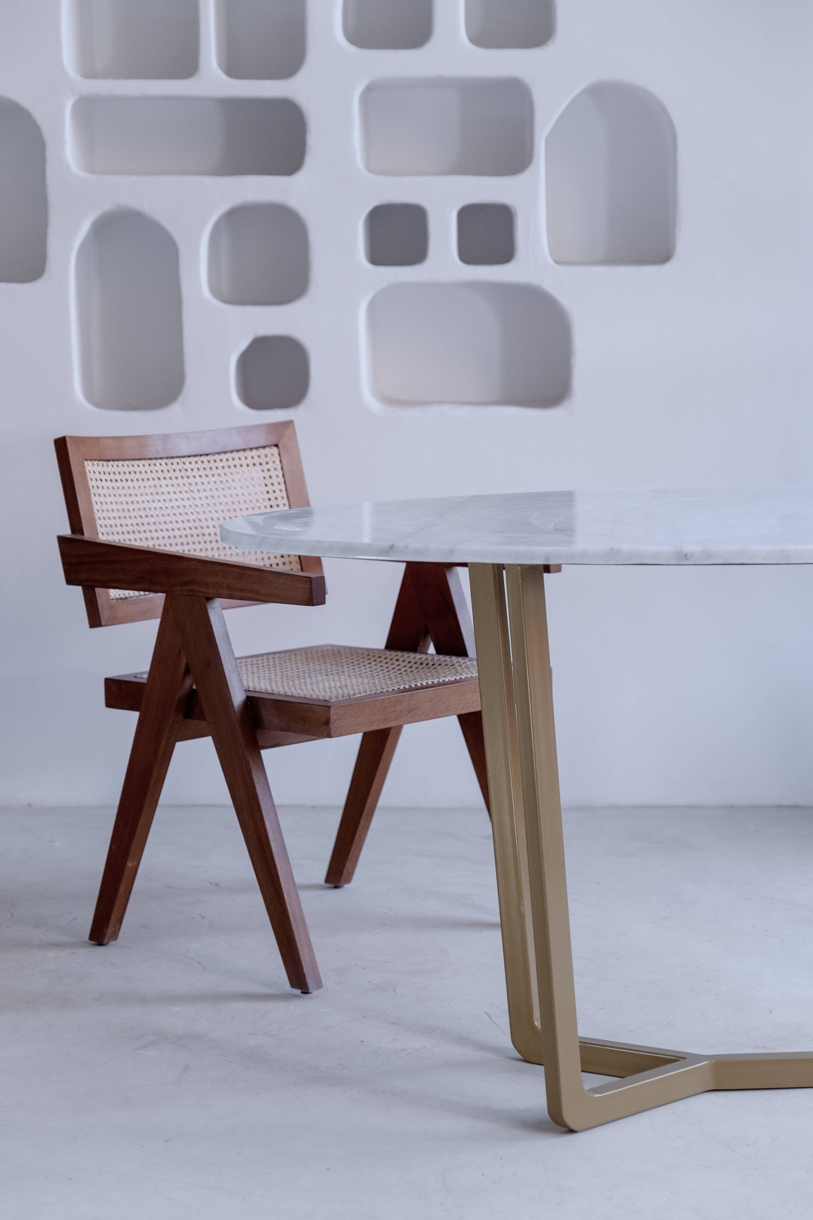 Oval dining table in white Ibiza marble