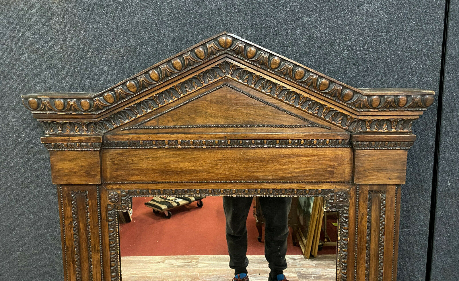 Miroir Renaissance de forme pyramidale en bois naturel