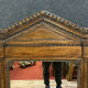 Miroir Renaissance de forme pyramidale en bois naturel