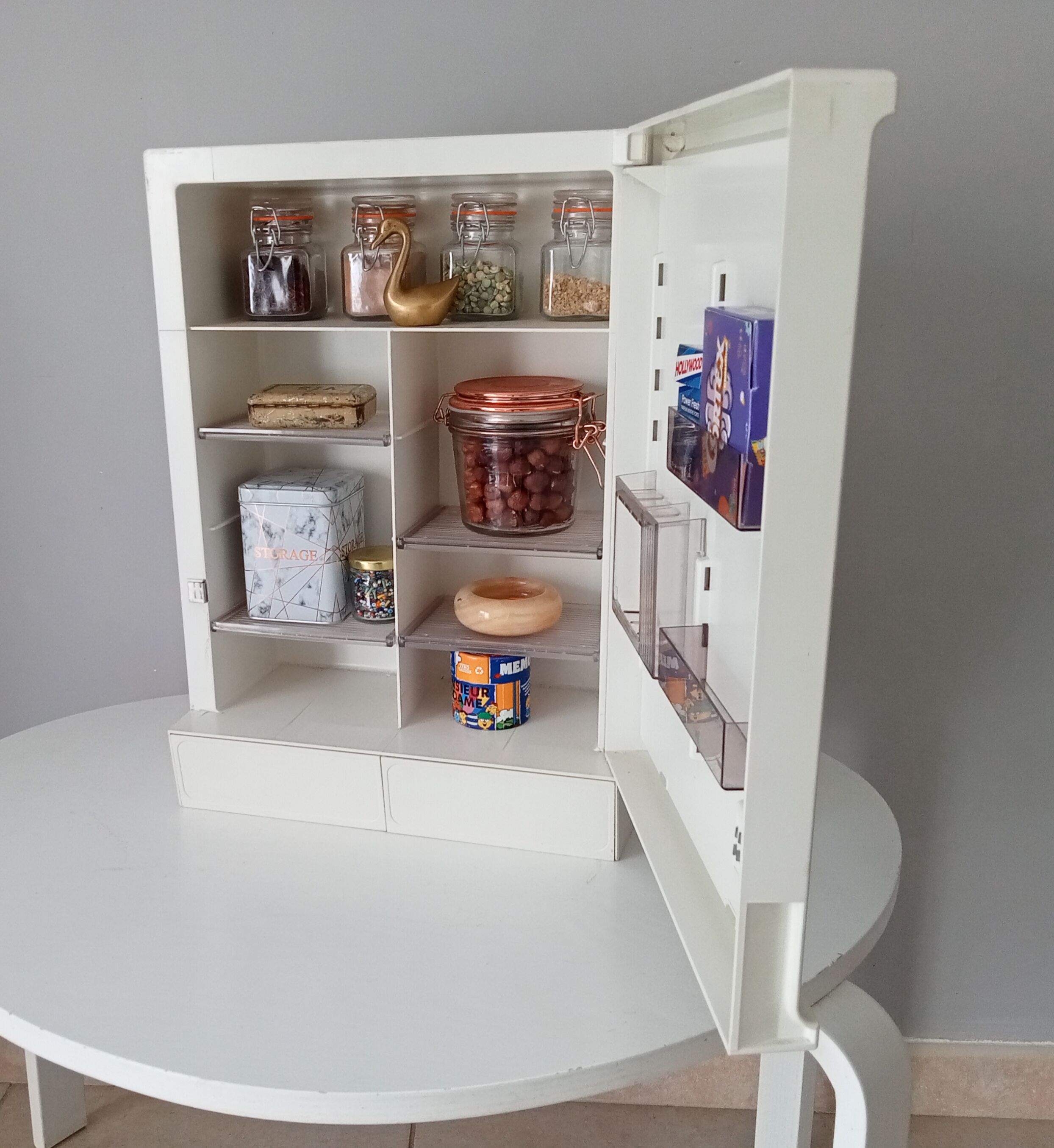 Vintage medicine cabinet 80s