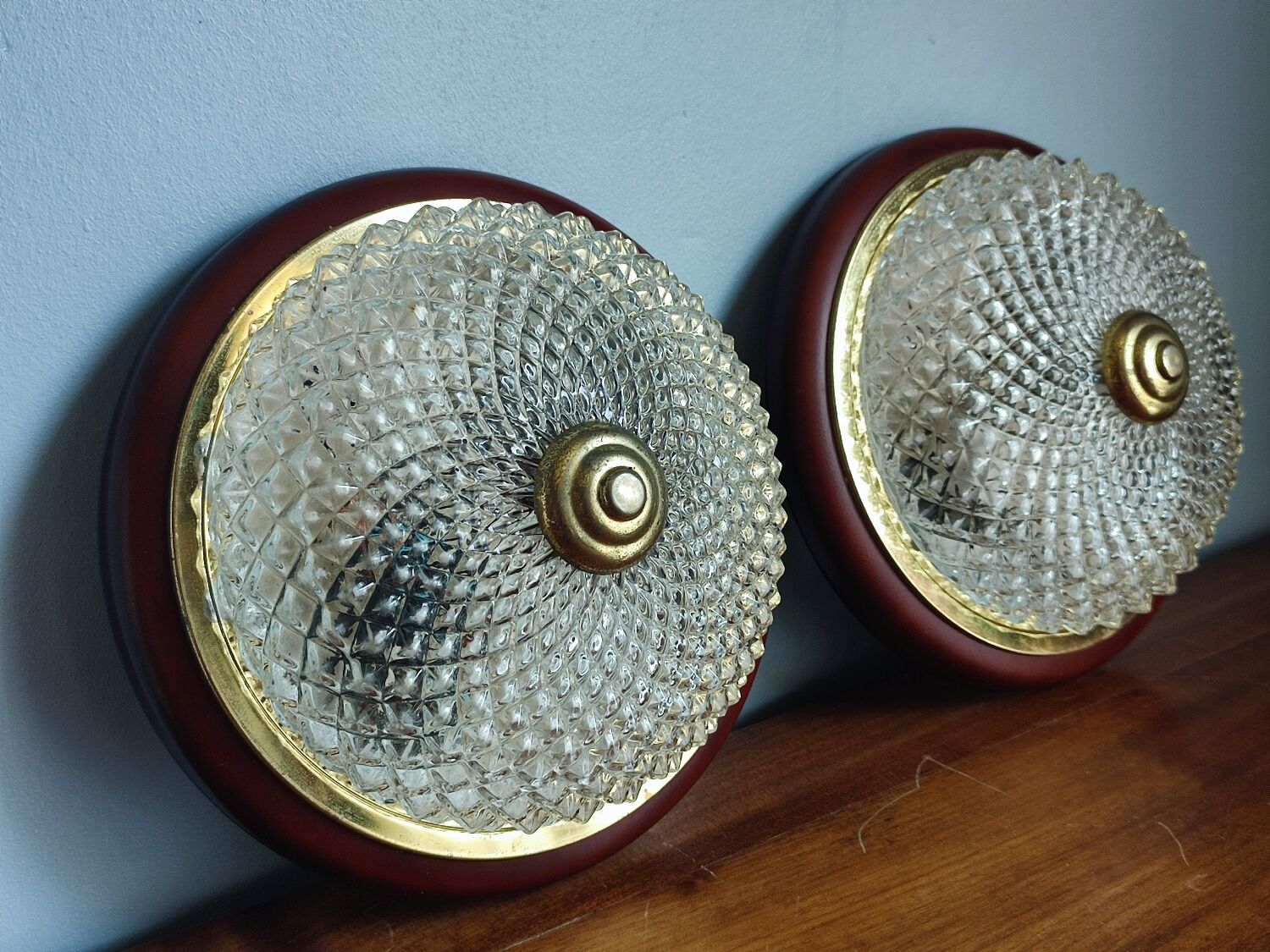 Lot de deux plafonniers en verre et laiton vintage