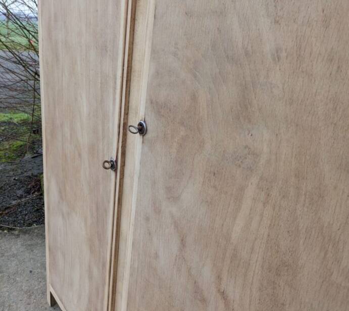 Armoire en bois naturel