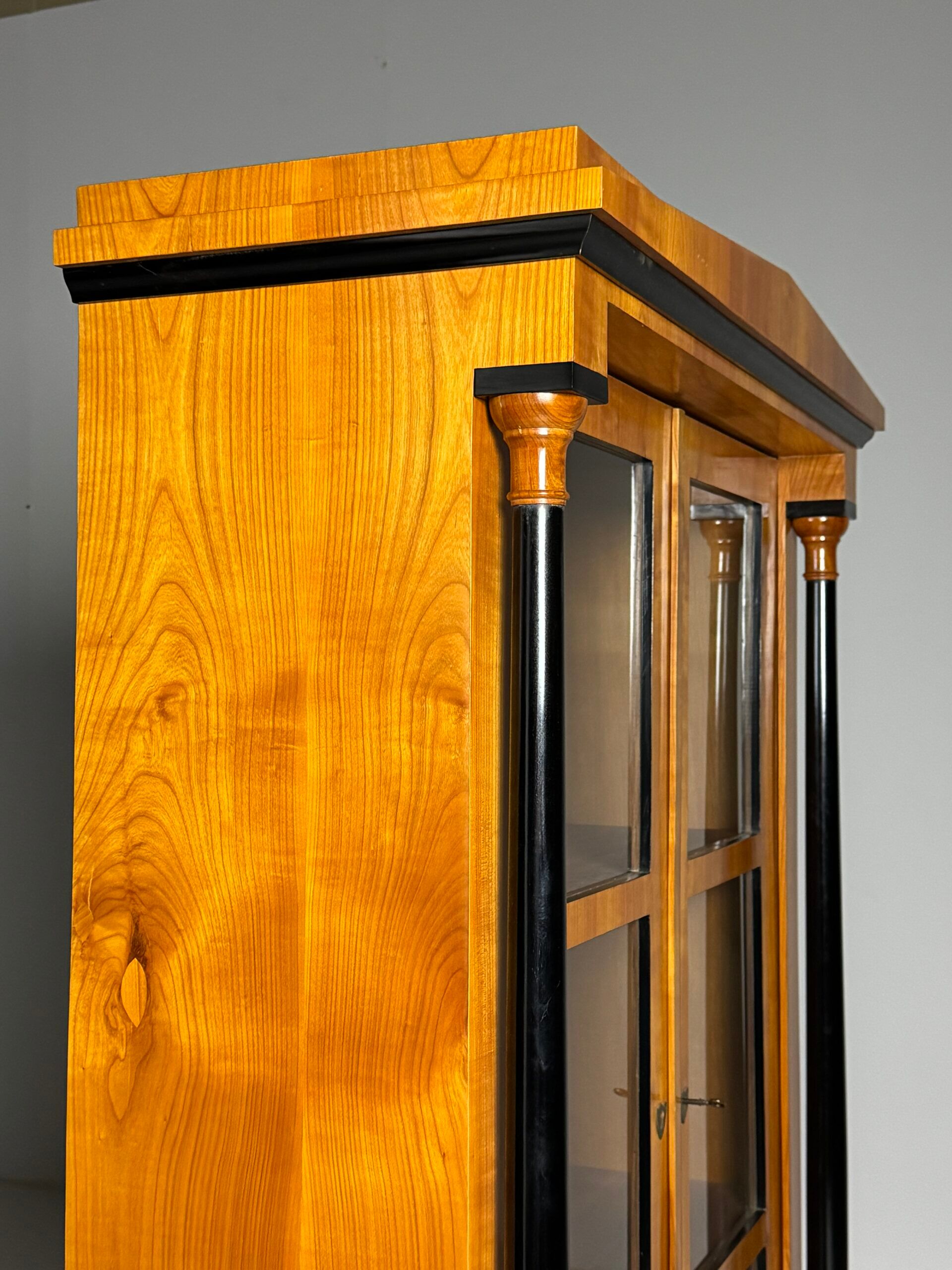 Vitrine Biedermeier allemande du 19e siècle
