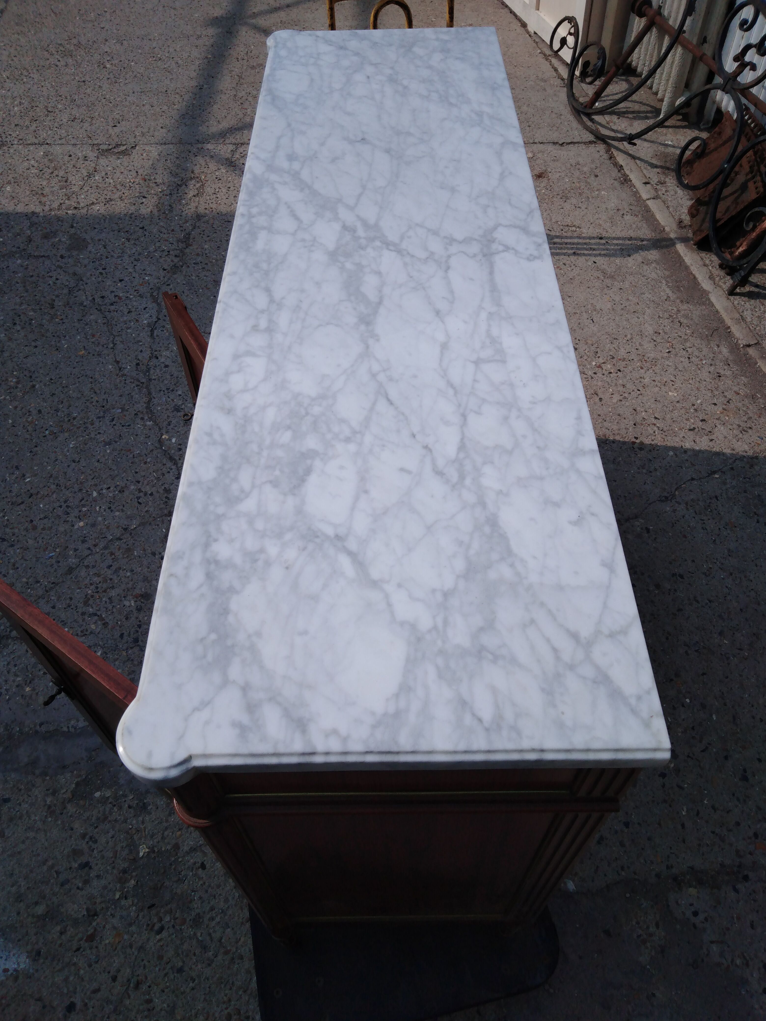 Small mahogany buffet on marble, Louis XVI style, 60s, in its juice!