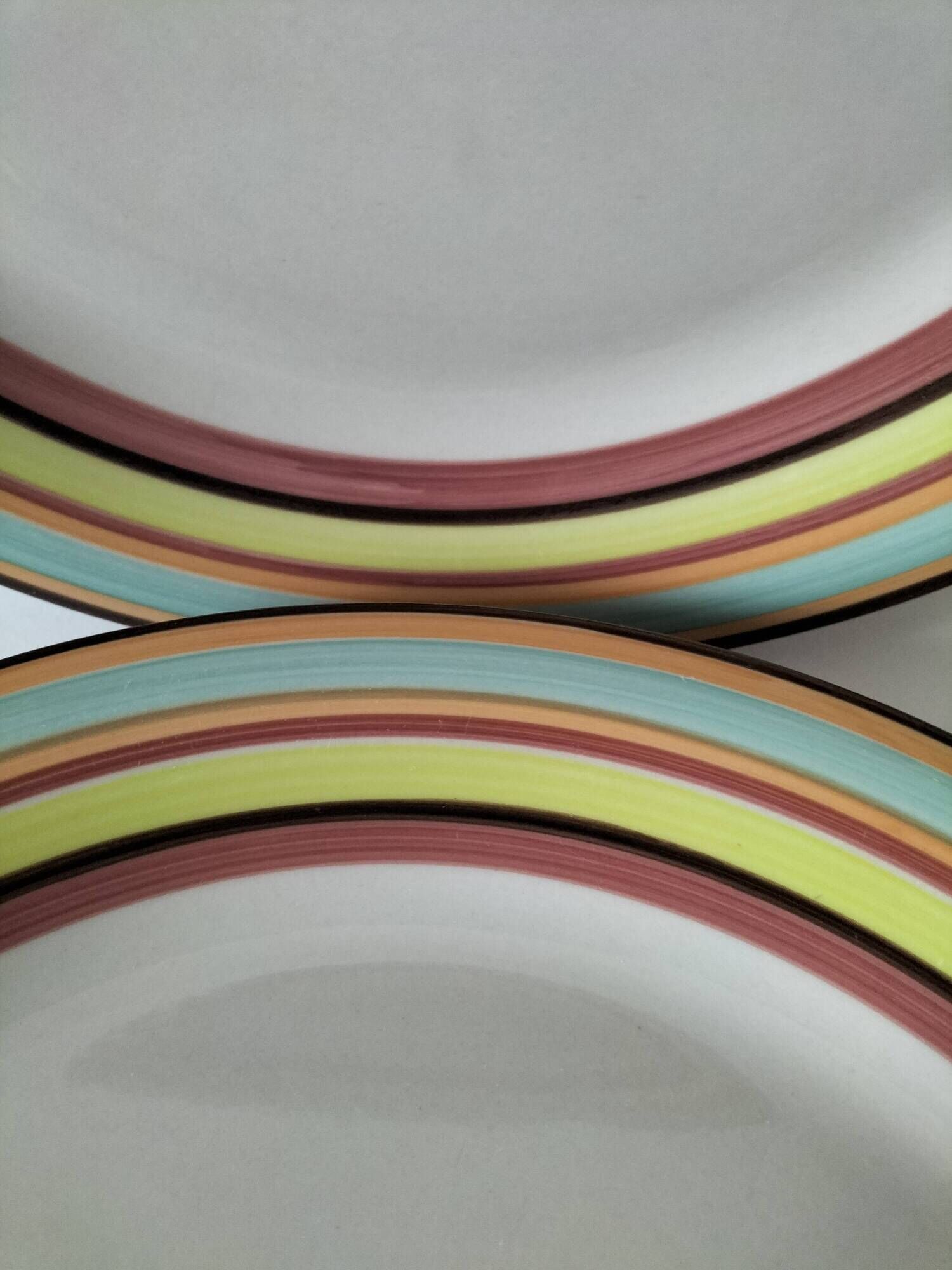 4 large graphic plates with multicoloured stripes – 26 cm