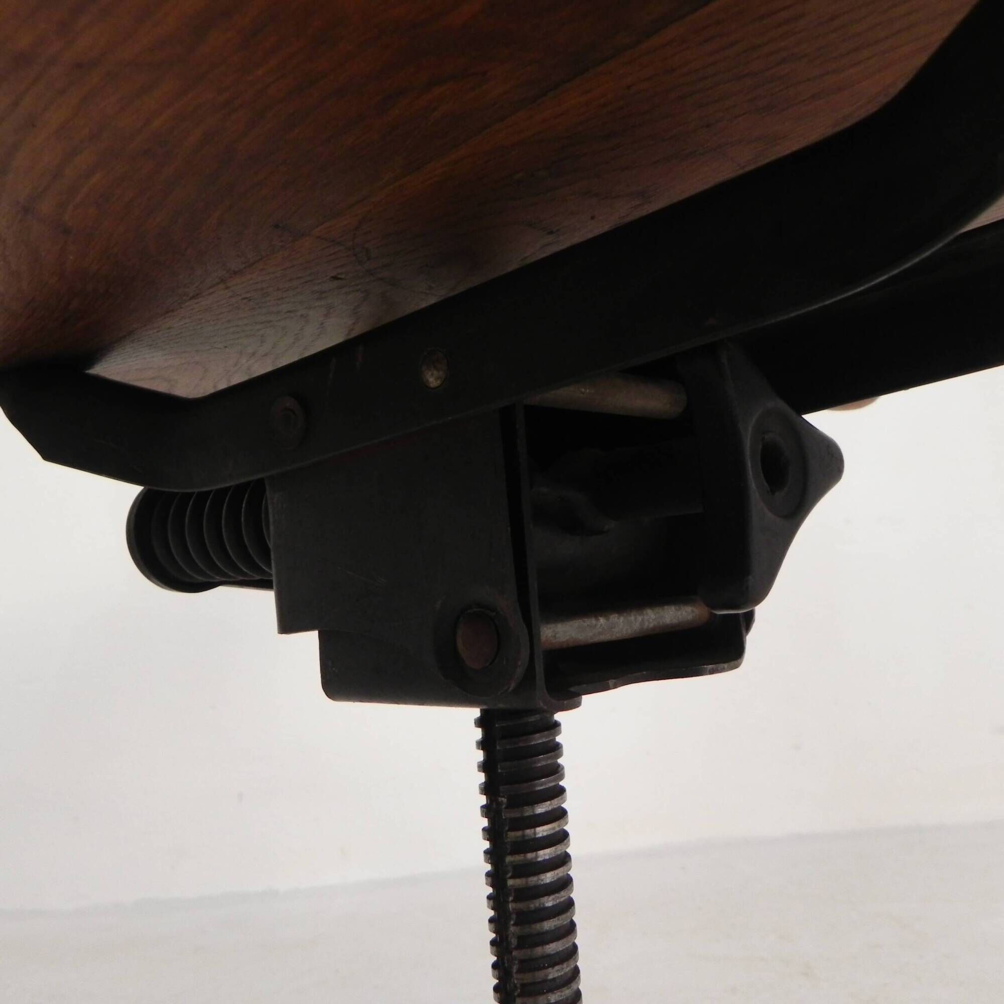 Oak office chair with adjustable spring system and height adjustment, 1950s.