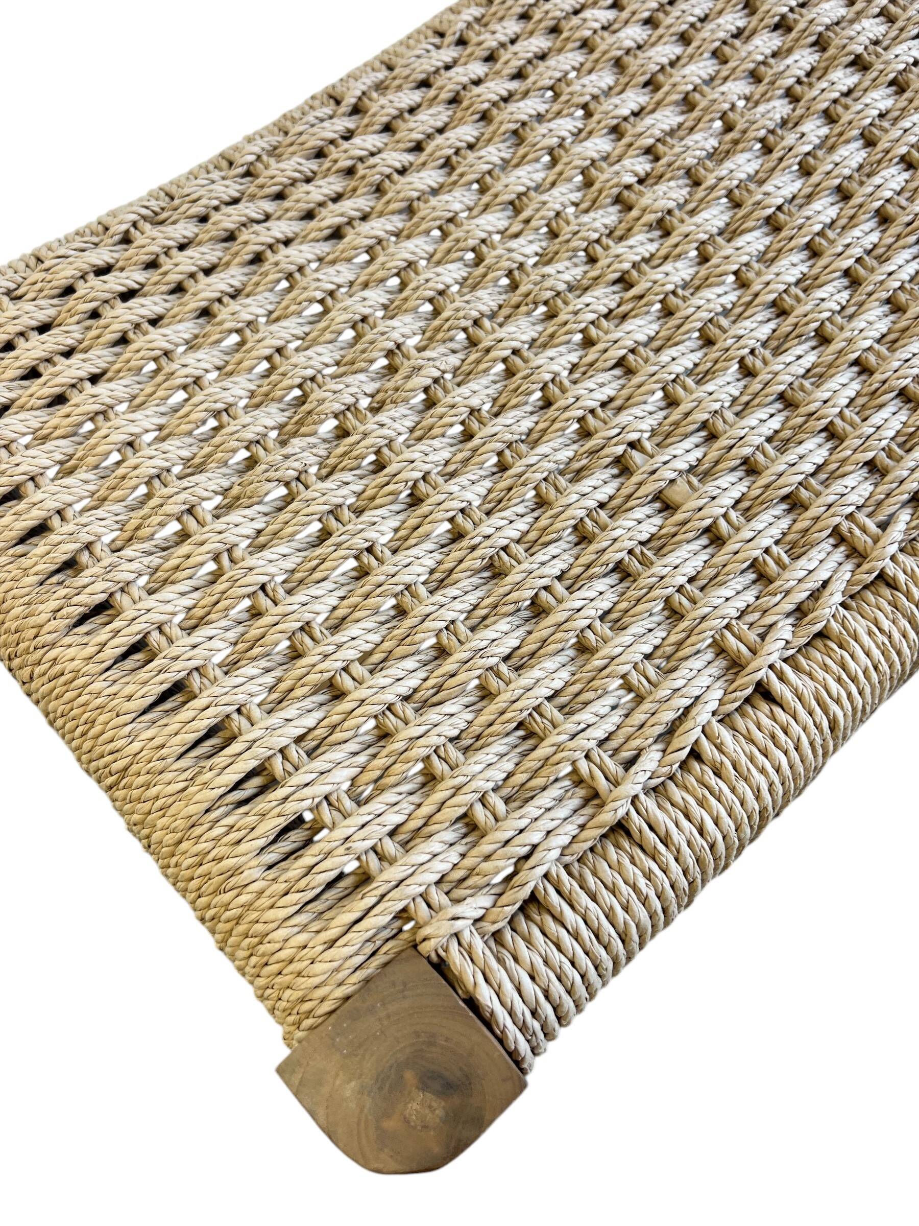 Tabouret en bois massif avec assise tissée à la main