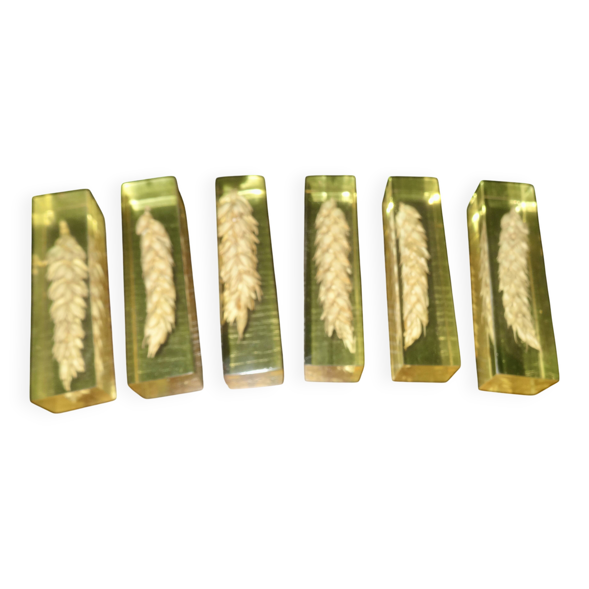 Knife holder inclusions