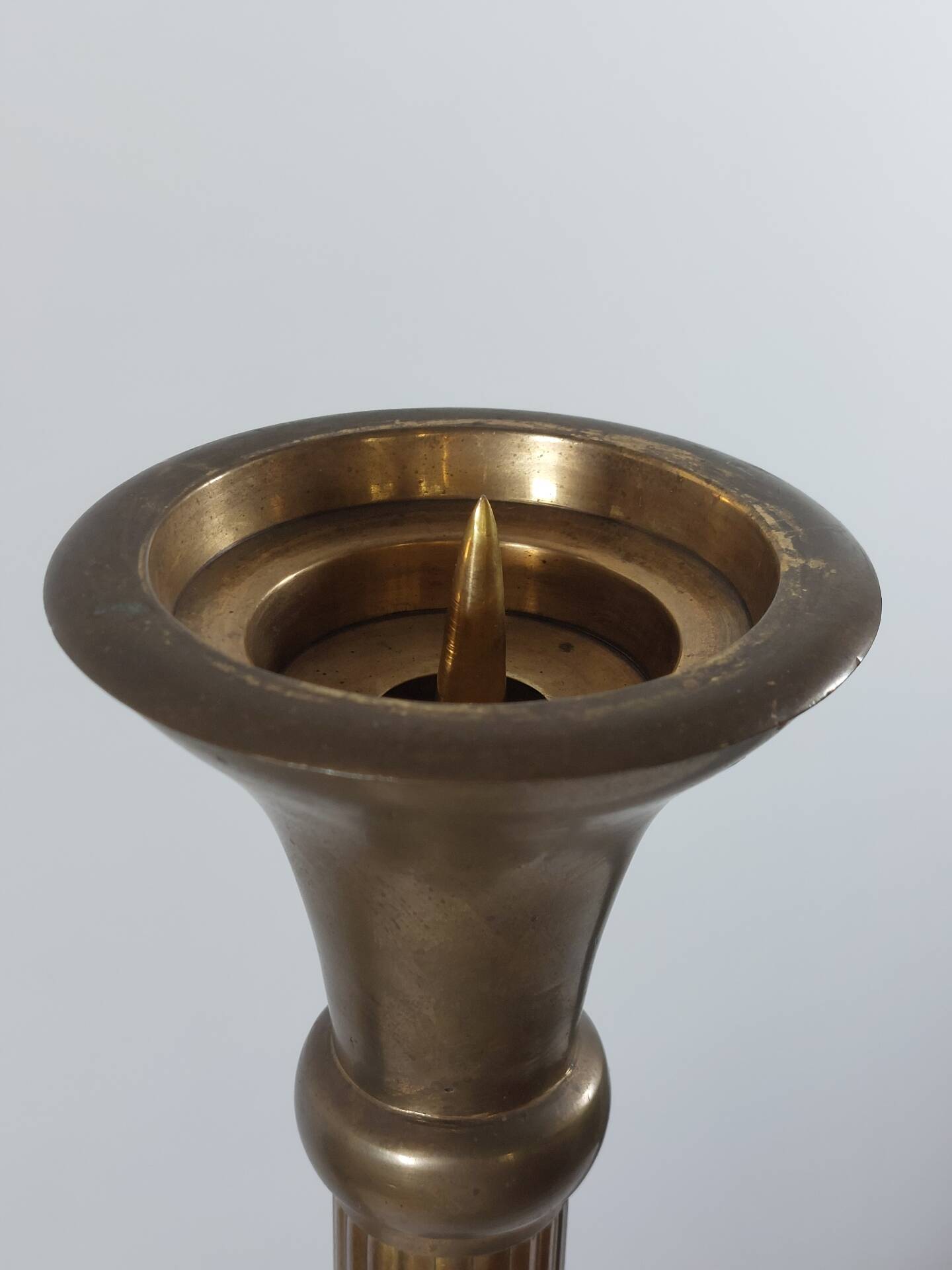 Bougeoir en laiton patiné antique décor colonne Empire