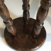 Tabouret haut tripode en bois tourné