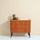Commode vintage avec poignées métalliques