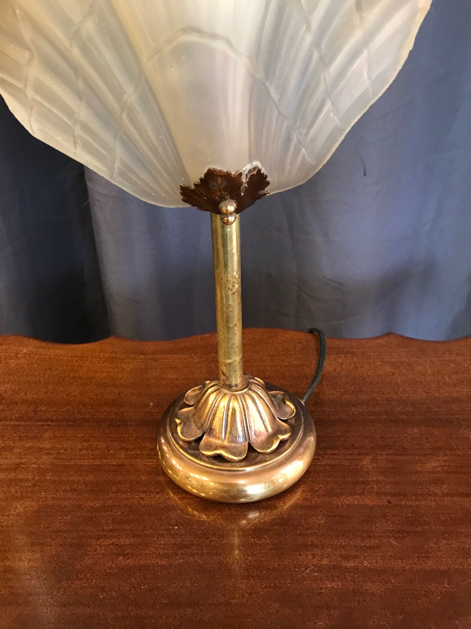 Shell lamp in gilded brass and molded glass 70s