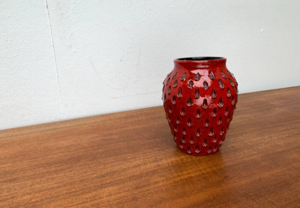 Strawberry ceramic vase from the mid-century by Fratelli Fanciullacci for Bitossi, 1960s.