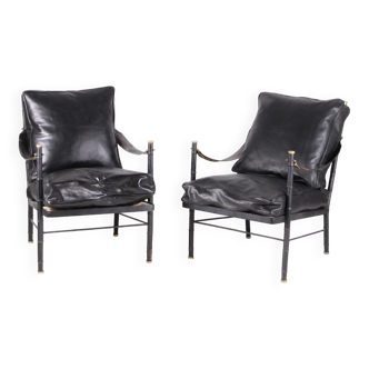 Paire de fauteuils en métal laqué noir et laiton avec coussins et accotoirs en cuir