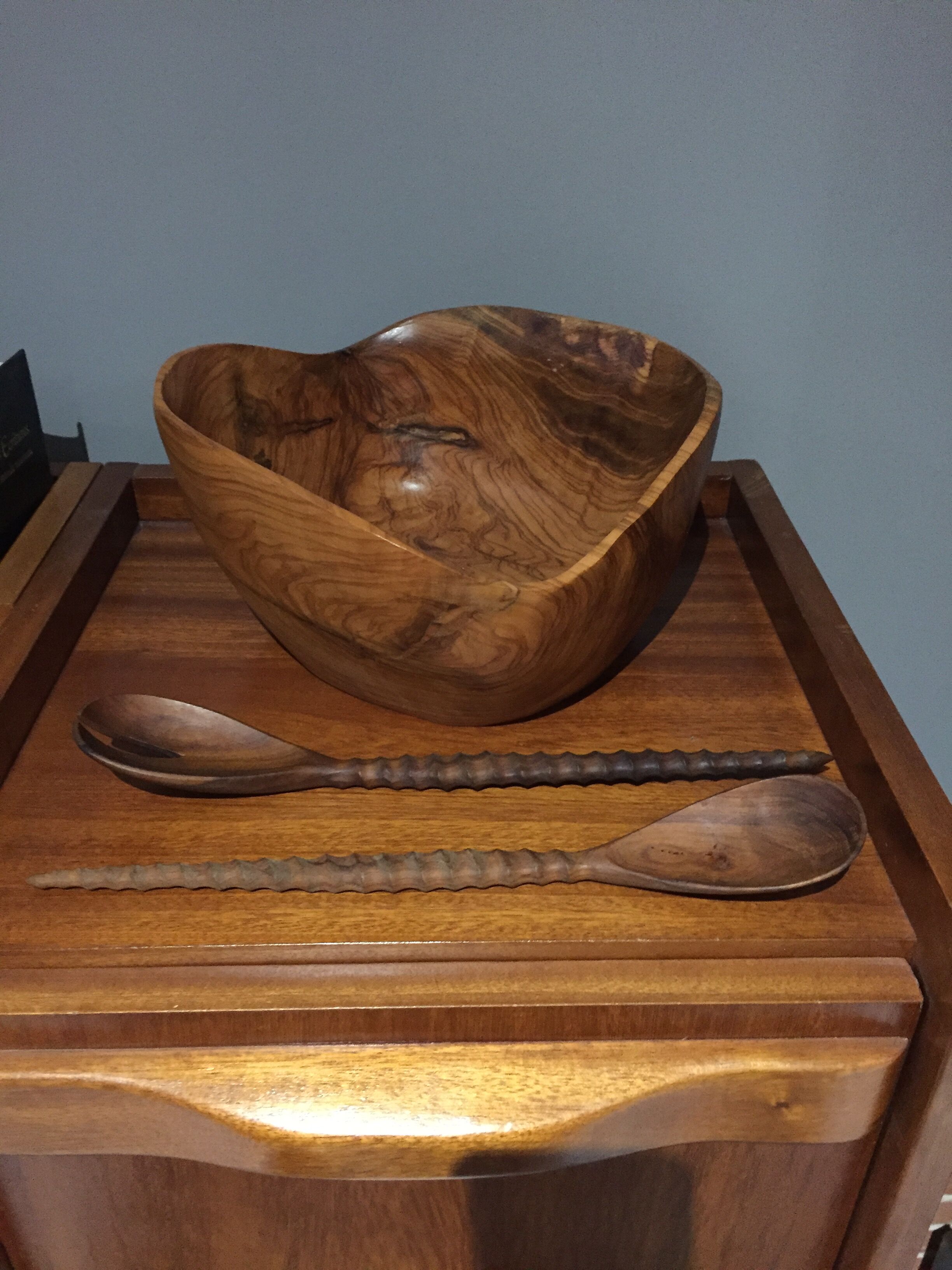 Salad bowl in olive tree of Vallauris signed Tony Bain