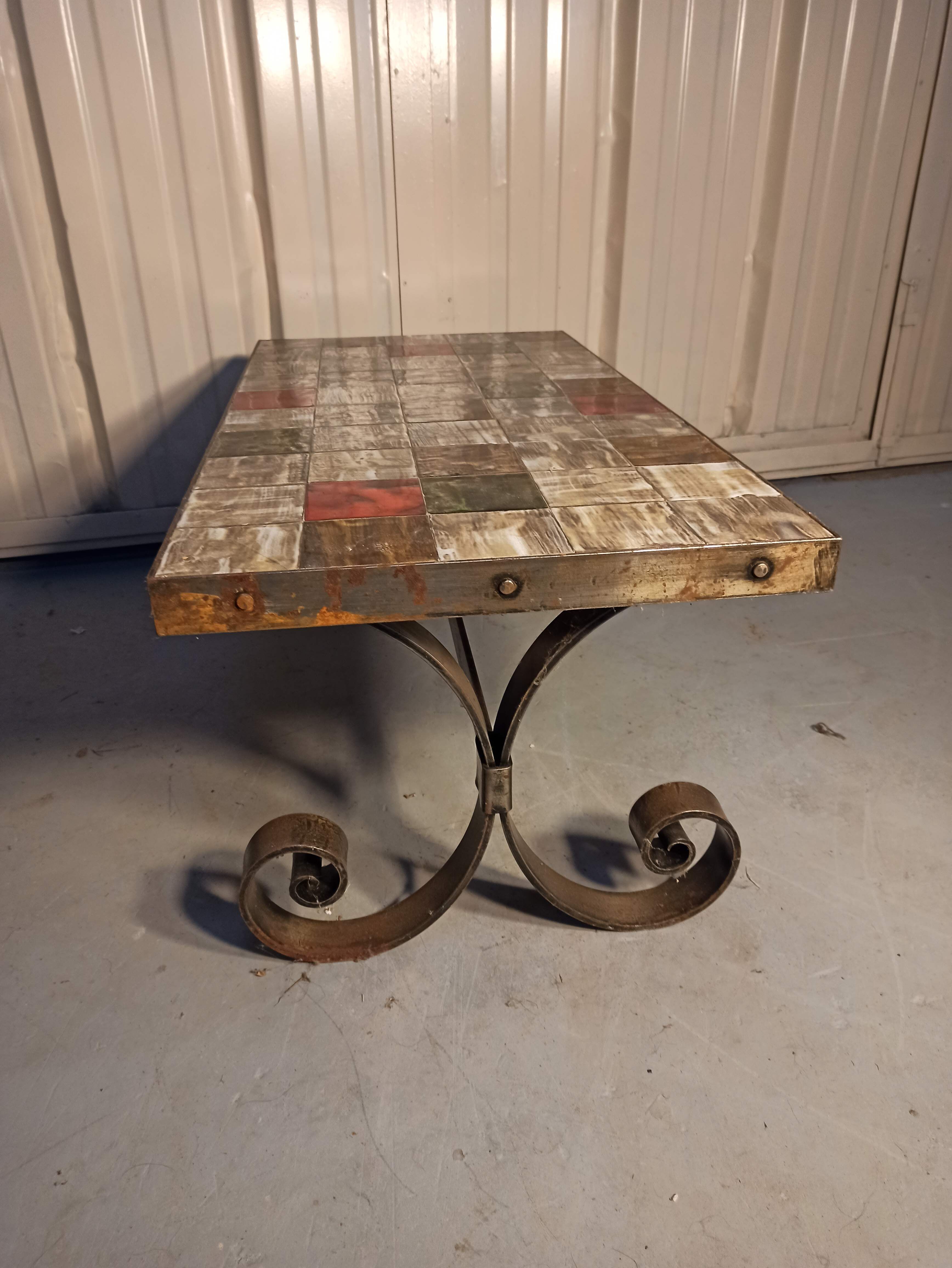 Base table in wrought iron thicken and tiled floor
