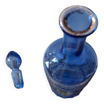 Petite carafe bleue