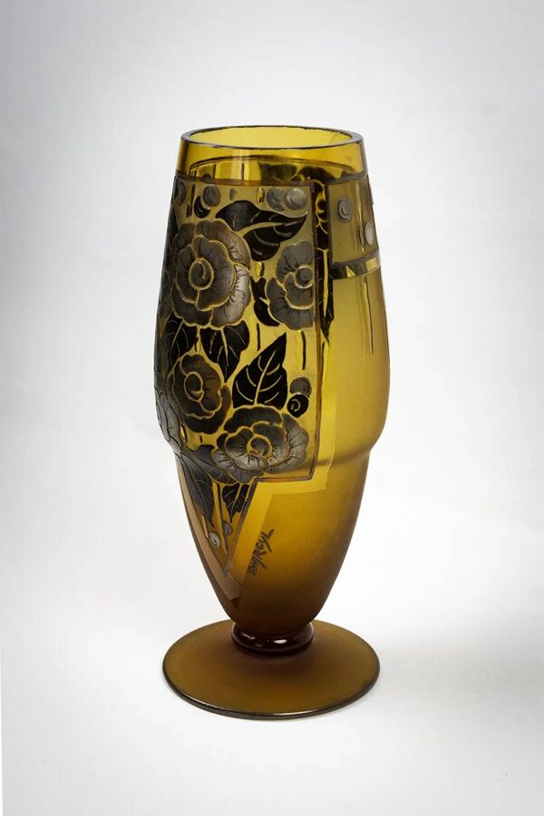 Vase Art Déco en verre ambre à décor floral dégagé à l’acide – D’Argyl