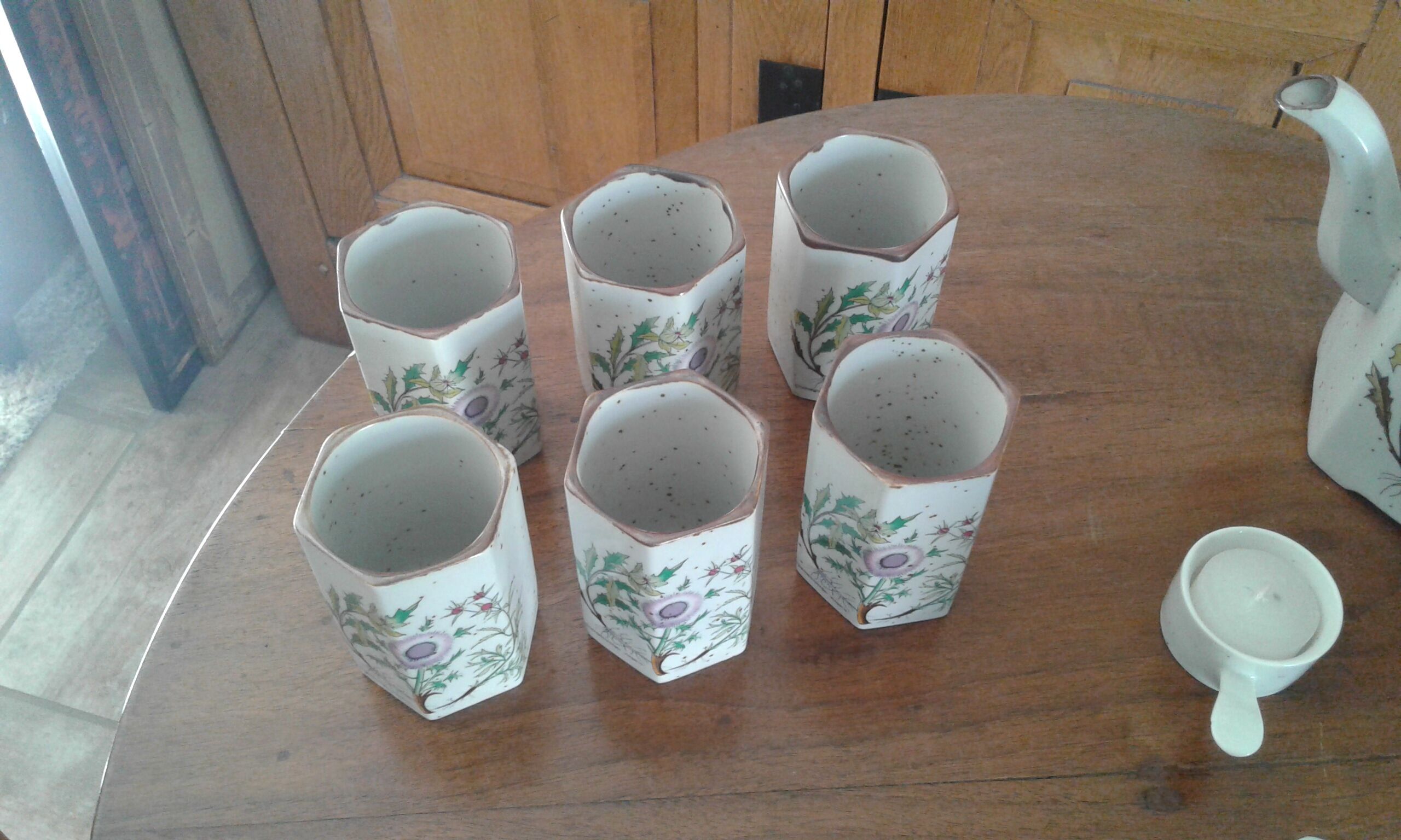 Teapot service and 6 cups