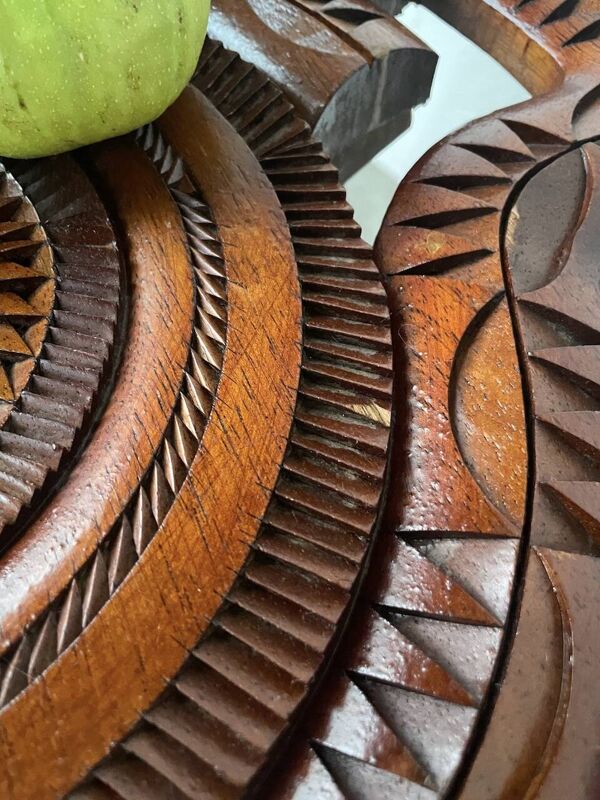 Table basse années 60 tripode bois ciselé