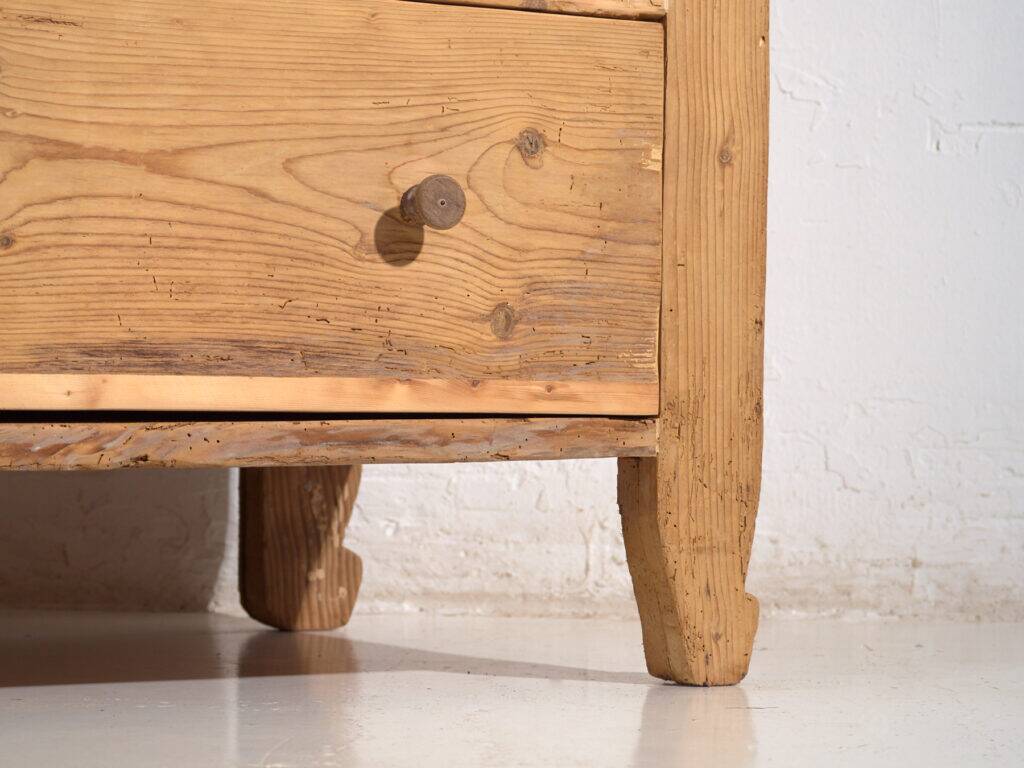 Commode centre-européenne à trois tiroirs en pin lavé – Europe centrale, vers 1900