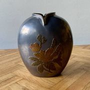 Petit vase en étain orné de fleurs en laiton