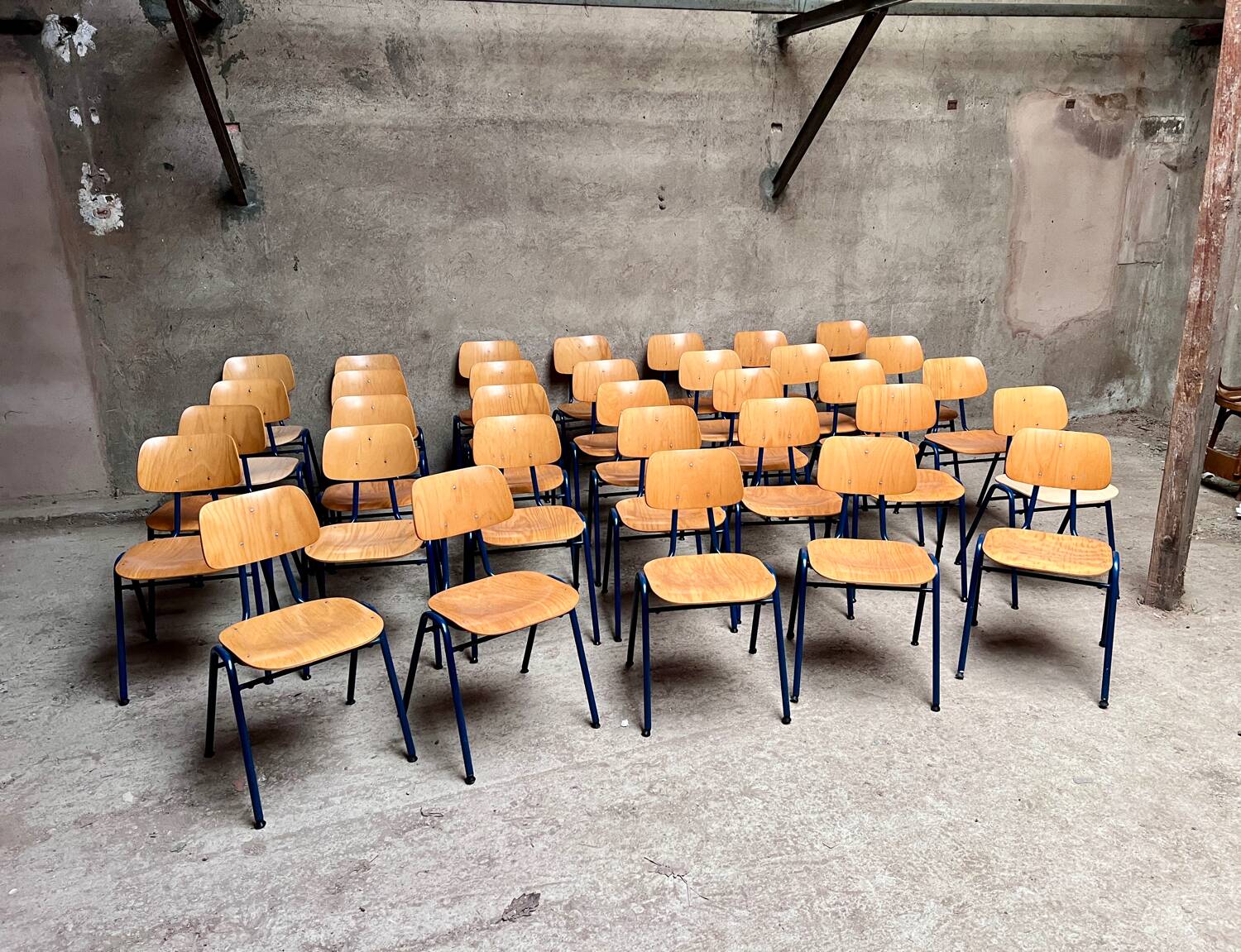 Stackable school chair 32