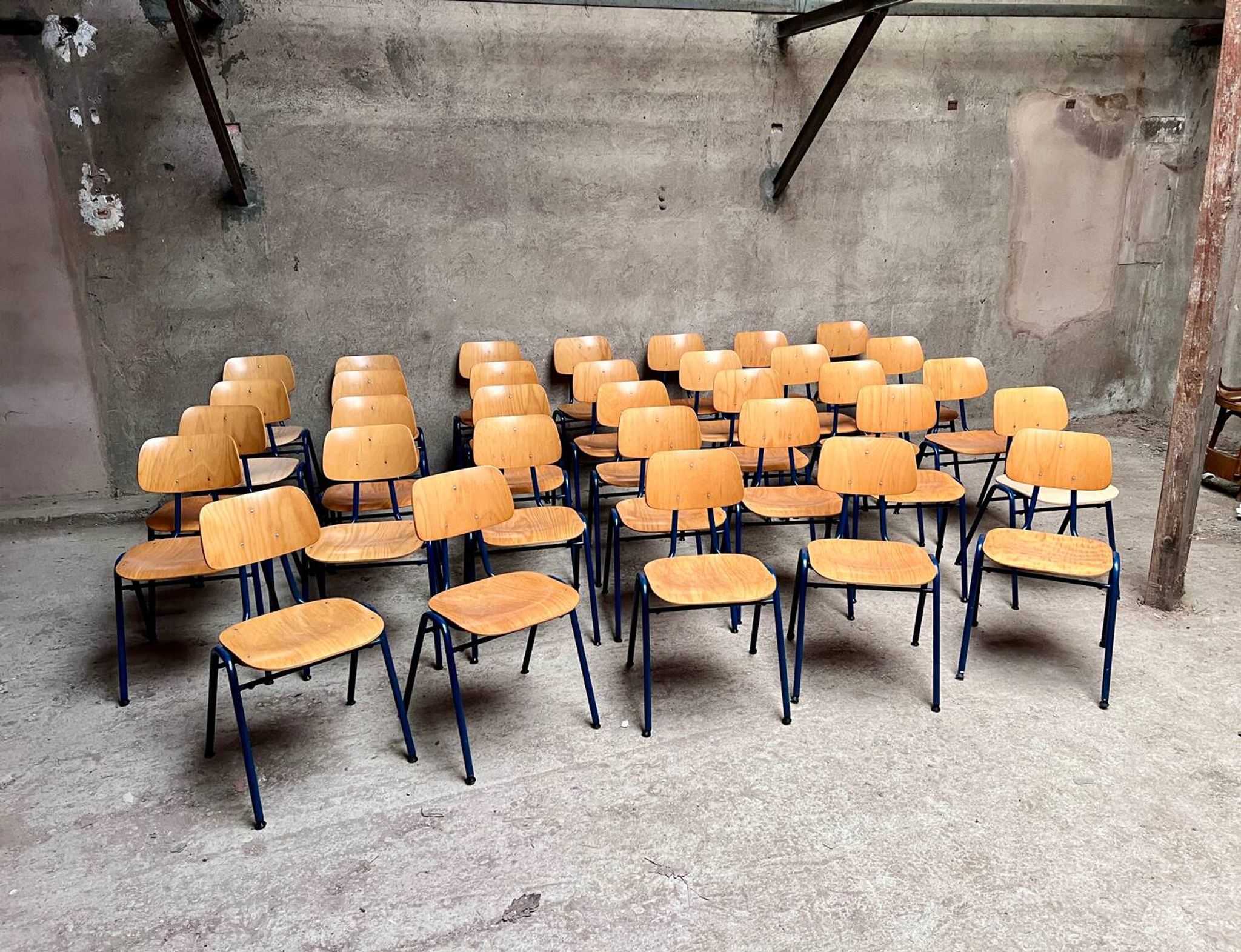 Stackable school chair 32