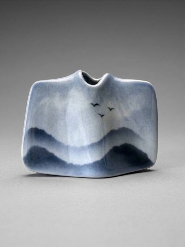 Vase en porcelaine Virebent – décor paysage bleu – soliflore design – fabrication française – 13 cm