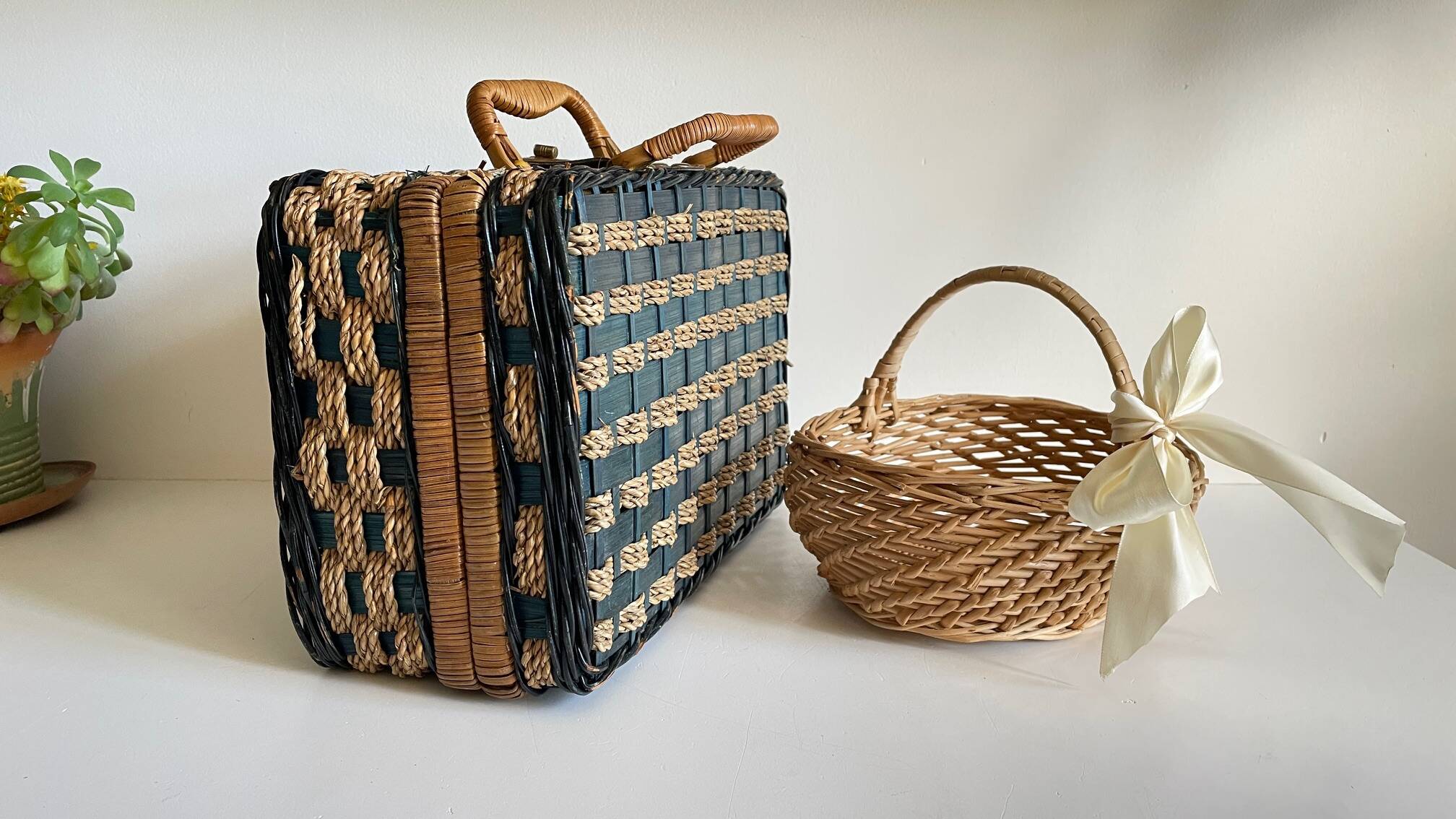 Set of 2 vintage rattan and rope baskets