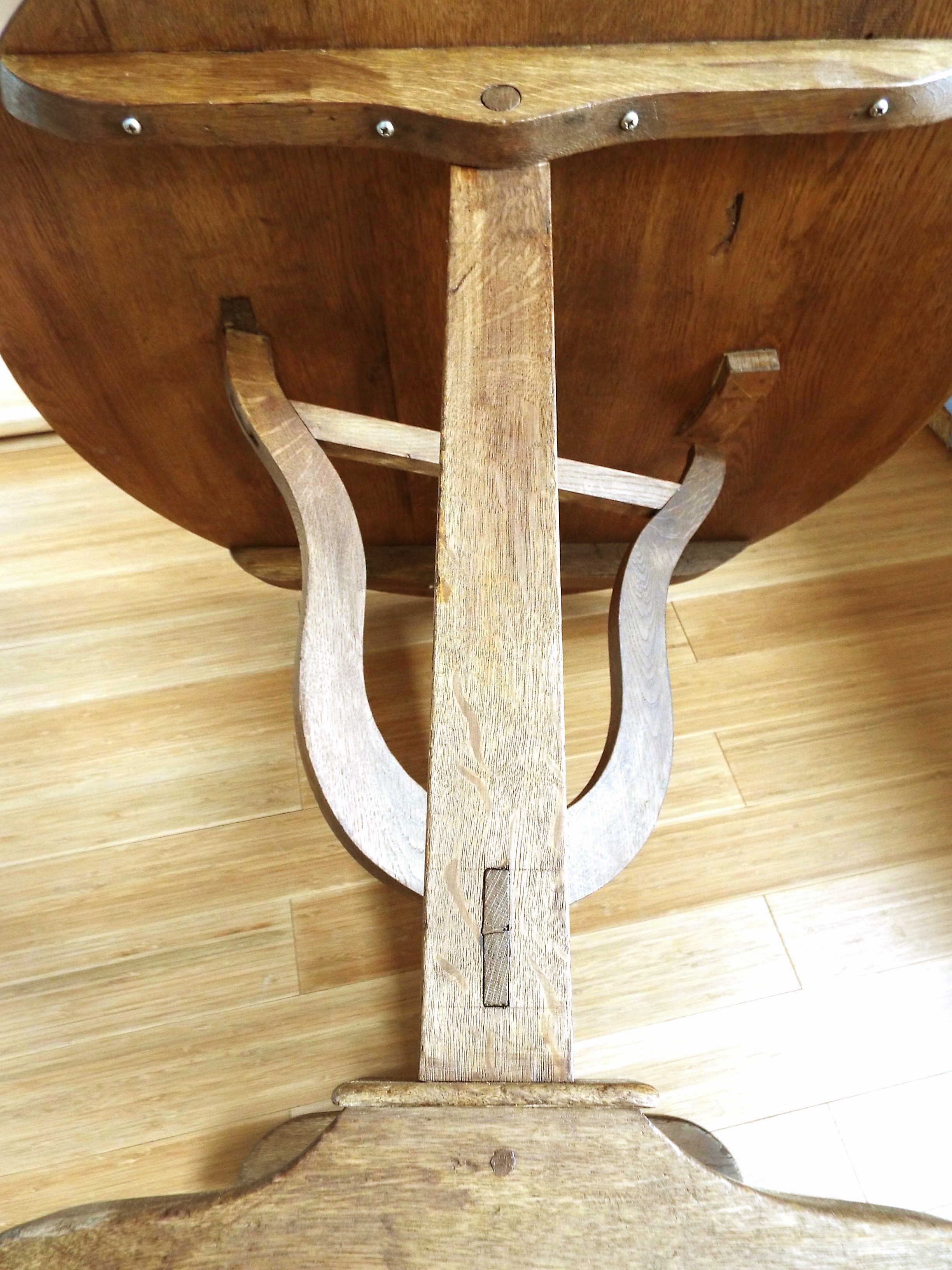 Folding round table winemaker