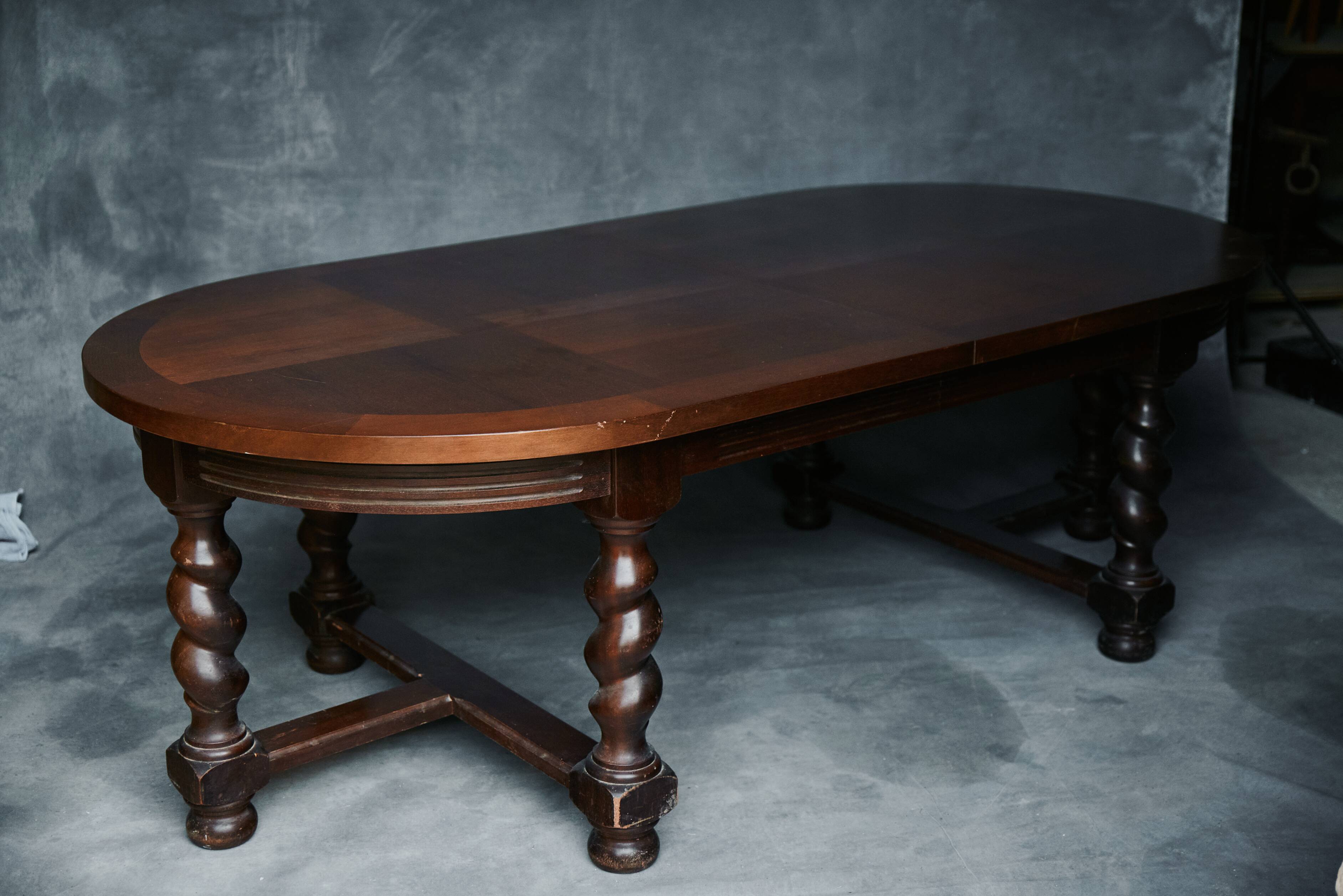 Large extendable dining table – Solid wood & veneer