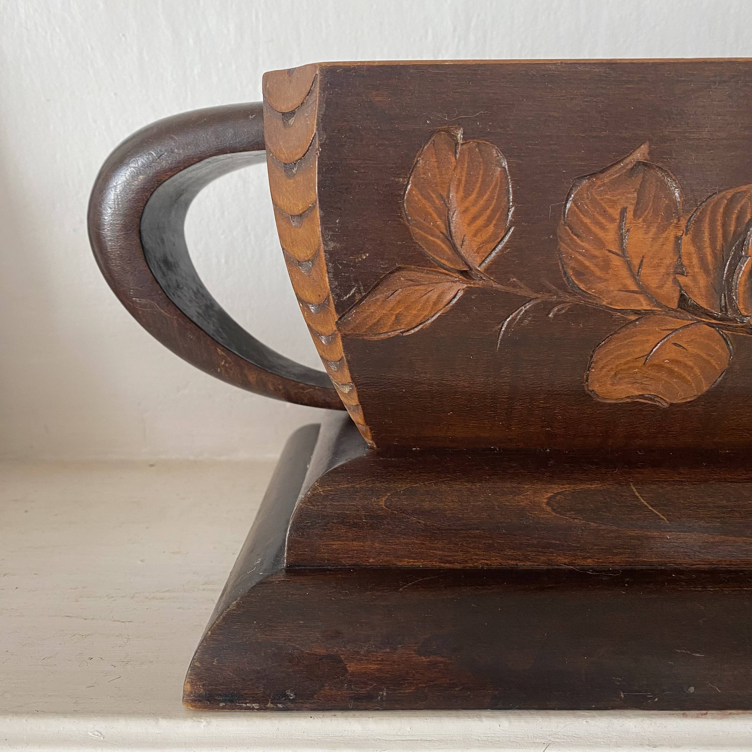 Art Deco jardinière in carved wood, decorated with roses.
