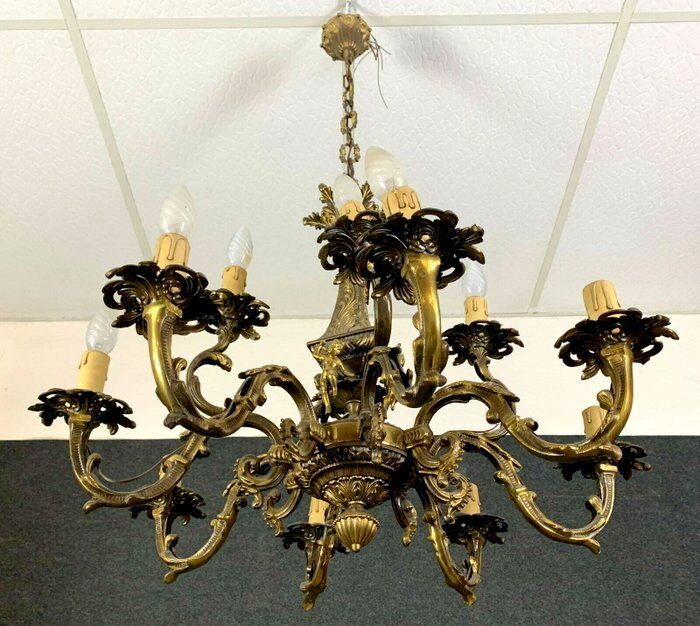 Napoleon III style chandelier in gilded bronze and patinated with putti decorations