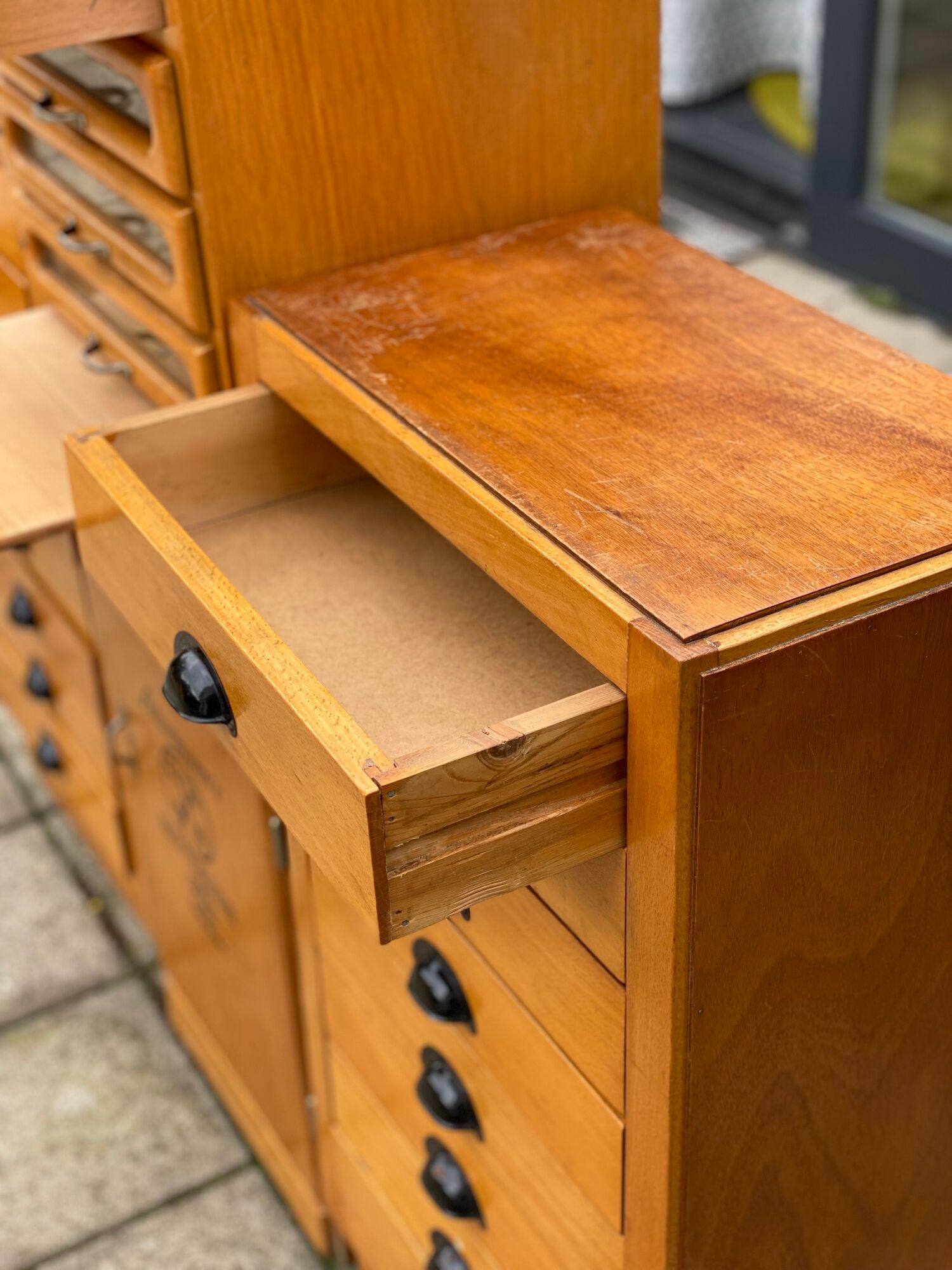 Trio vintage d’armoires en bois de pin allemand