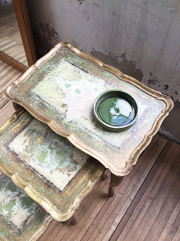 Assiette plat en terre vernissée vert