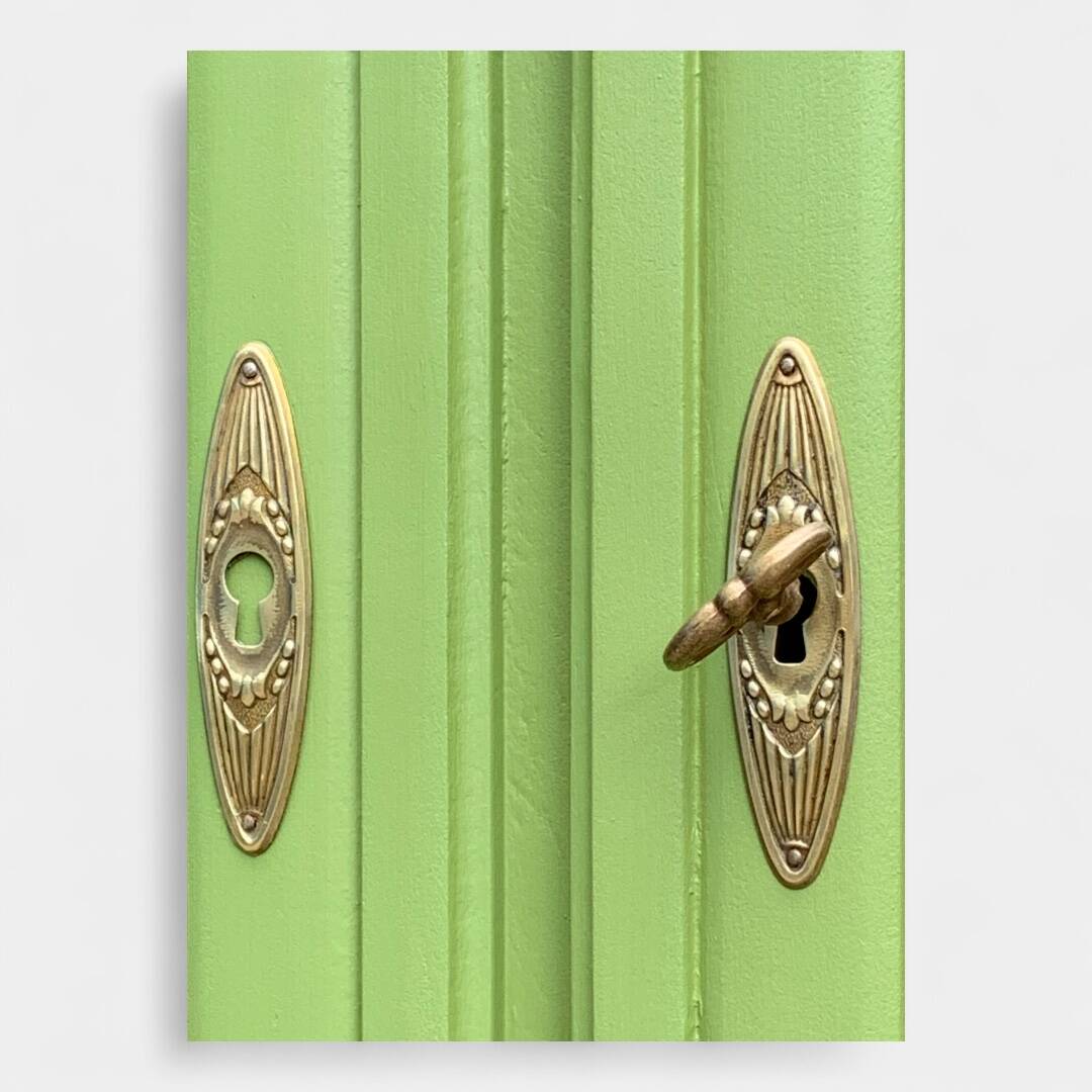 Armoire parisienne vitrée art déco 1930 kaki